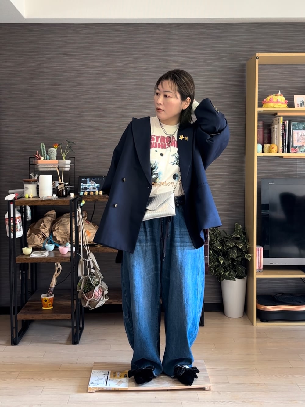 「ジャケット、ジャケットスタイル、ジャケットコーデ、紺ブレ、デニム、デニムパンツ、春コーデ、春服」｜「classicalelfの春に向けて気軽に羽織れる 大人の ブレザー。 サイド スリット オーバーサイズ ダブルジャケット（テーラードジャケット、ブルー系）」を使った、真波(Manami)さん（骨格ストレート・レディース・153cm）の春コーディネートの1枚目の写真