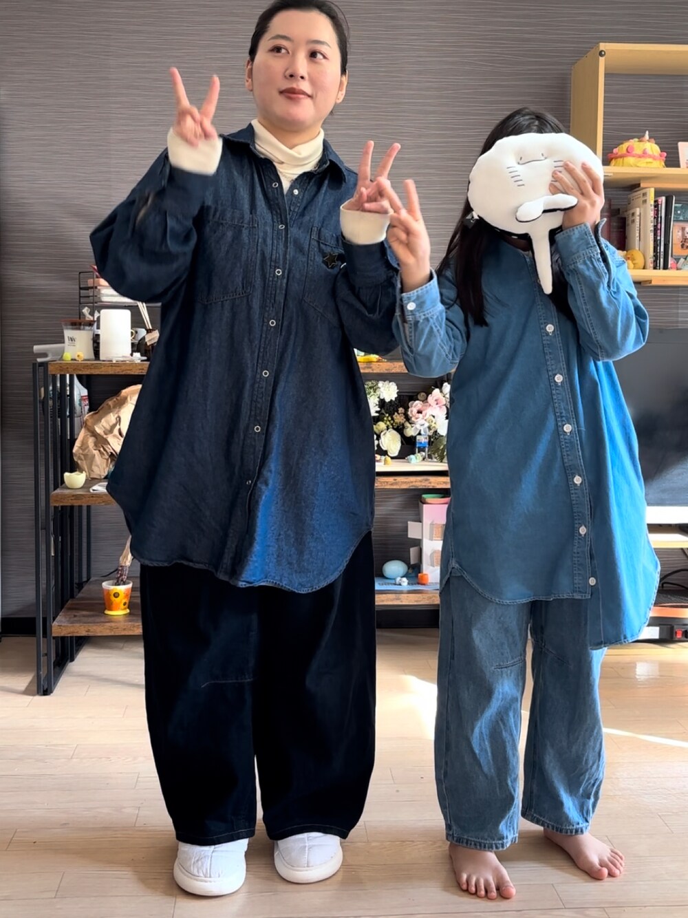 「親子コーデ、リンクコーデ、親子でおそろい、お揃いコーデ、デニムパンツ、デニムシャツ、デニムコーデ」｜「GUのアイテム（デニムパンツ、ブルー系）」を使った、真波(Manami)さん（骨格ストレート・レディース・153cm）の冬コーディネートの1枚目の写真