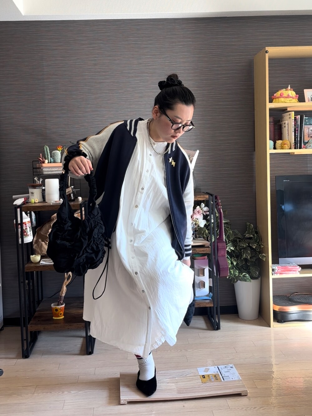 「シャツワンピース、きれいめカジュアル、ミュールパンプス、春コーデ、春服」｜「HUG.Uのギャザーナチュワンピ（シャツワンピース、ホワイト系）」を使った、真波(Manami)さん（骨格ストレート・レディース・153cm）の冬コーディネートの1枚目の写真