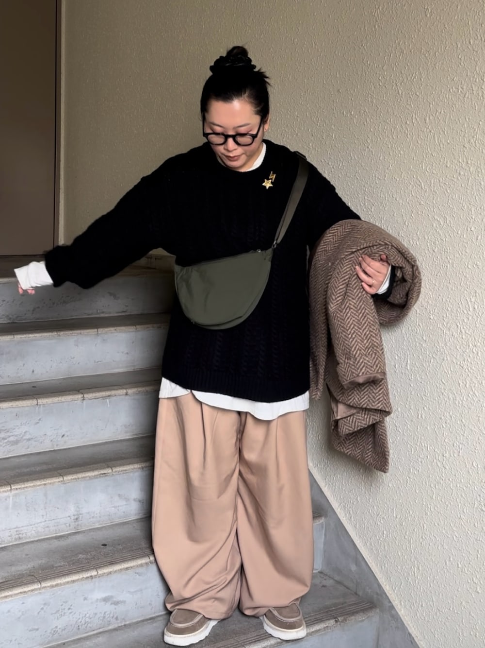 「真冬のあったかスタイル、ケーブルニット、チノパン、オーバーサイズ、アウター、大人ファッション、大人コーデ、ラフコーデ、パンツスタイル、オトナ女子」｜「PAGEBOYのスクエアケーブルBIGプルオーバー（ニット/セーター、ブラック系）」を使った、真波(Manami)さん（骨格ストレート・レディース・153cm）の冬コーディネートの1枚目の写真