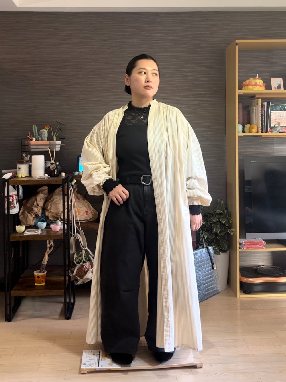 「ぽっちゃり、ぽっちゃりコーデ、ぽっちゃりスタッフ、大きいサイズレディースファッション、大きいサイズ、デニム、デニムパンツ、黒デニム、シャツワンピース、シャツワンピ、シャツワンピース×デニム」｜「GUのアイテム（デニムパンツ、ブラック系）」を使った、真波(Manami)さん（骨格ストレート・レディース・153cm）の冬コーディネートの1枚目の写真