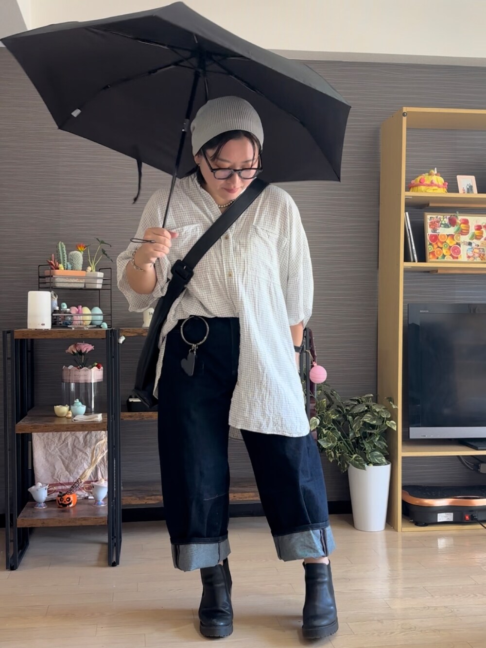 「雨の日コーデ、雨、雨の日、秋っぽコーデ更新中、めがね、メガネ女子、お出かけコーデ、初秋コーデ、低身長コーデ、休日スタイル、シンプル、チェック、おでかけコーデ」｜「Dr. MartensのDr.Martens ドクターマーチン HURSTON 23931001 BLACK（ブーツ、ブラック系）」を使った、真波(Manami)さん（レディース・153cm）の秋コーディネートの1枚目の写真