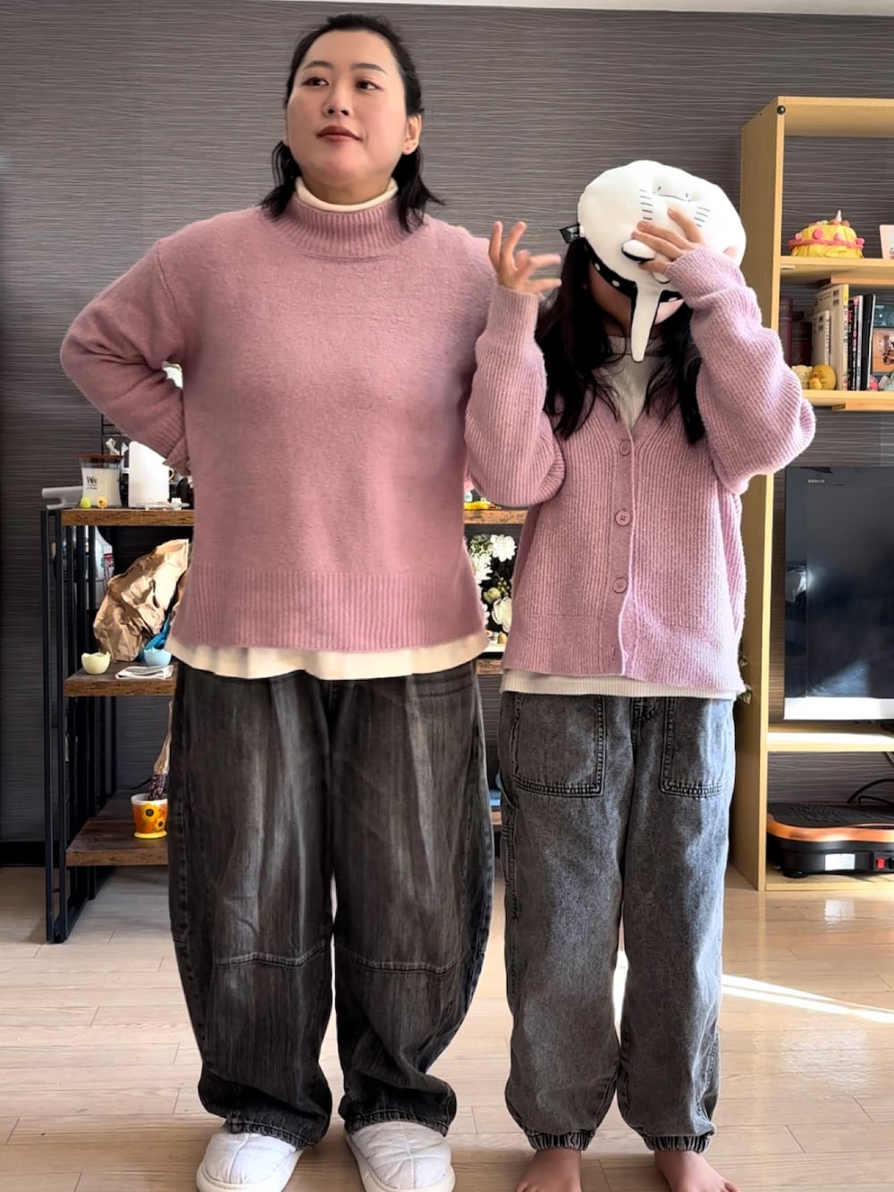 「親子コーデ、リンクコーデ、親子リンクコーデ、お揃いコーデ、デニムパンツ、ピンク、ピンクニット」｜「niko and...の【NKJ 2024AW】EASY BARREL DENIM（デニムパンツ、ブラック系）」を使った、真波(Manami)さん（骨格ストレート・レディース・153cm）の冬コーディネートの1枚目の写真