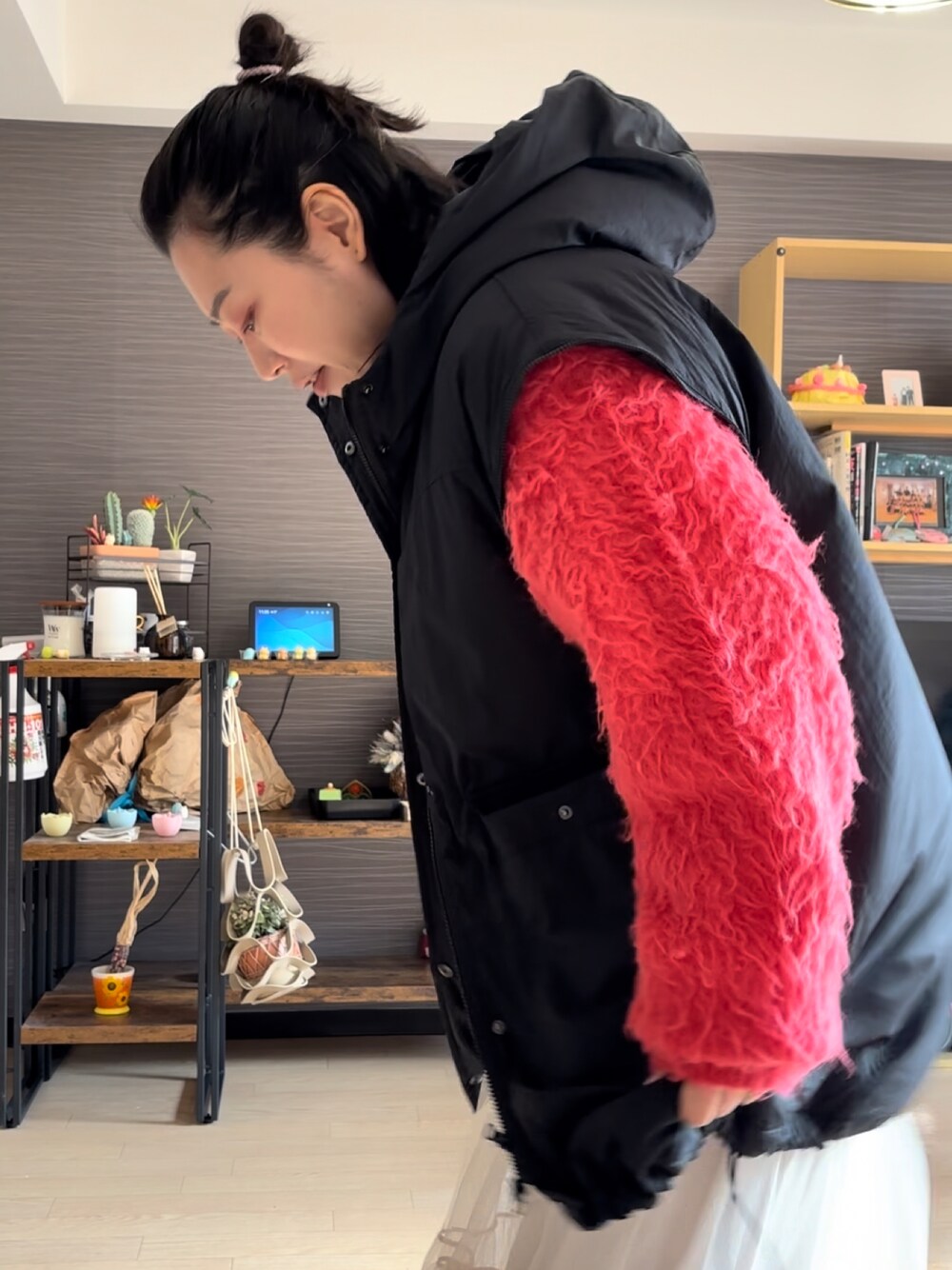 ピンク系のニット/セーター、ブラック系のブルゾン、ホワイト系のスカートを着用したレディースの冬コーディネートの1枚目の写真