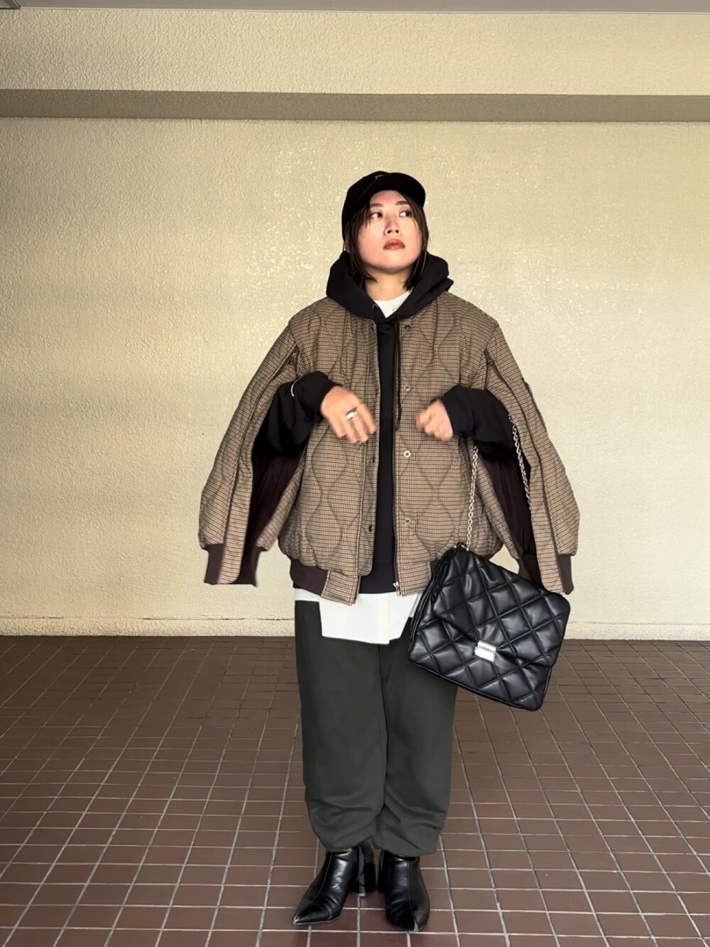 「冬コーデ、おでかけコーデ、スウェットパンツ、パーカーコーデ、ブルゾン、カジュアルコーデ、大人女子、冬のコーデ、パンツスタイル、オトナ女子、30代コーデ、綺麗めカジュアル」｜「JEANASISのポインテッドショートブーツ/975565（ブーツ、ブラック系）」を使った、真波(Manami)さん（骨格ストレート・レディース・153cm）の冬コーディネートの1枚目の写真