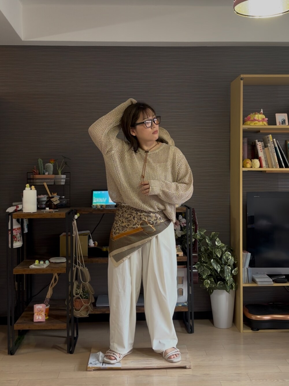 ホワイト系のその他パンツ、ベージュ系のニット/セーター、ホワイト系のサンダルを着用したレディースの春コーディネートの1枚目の写真