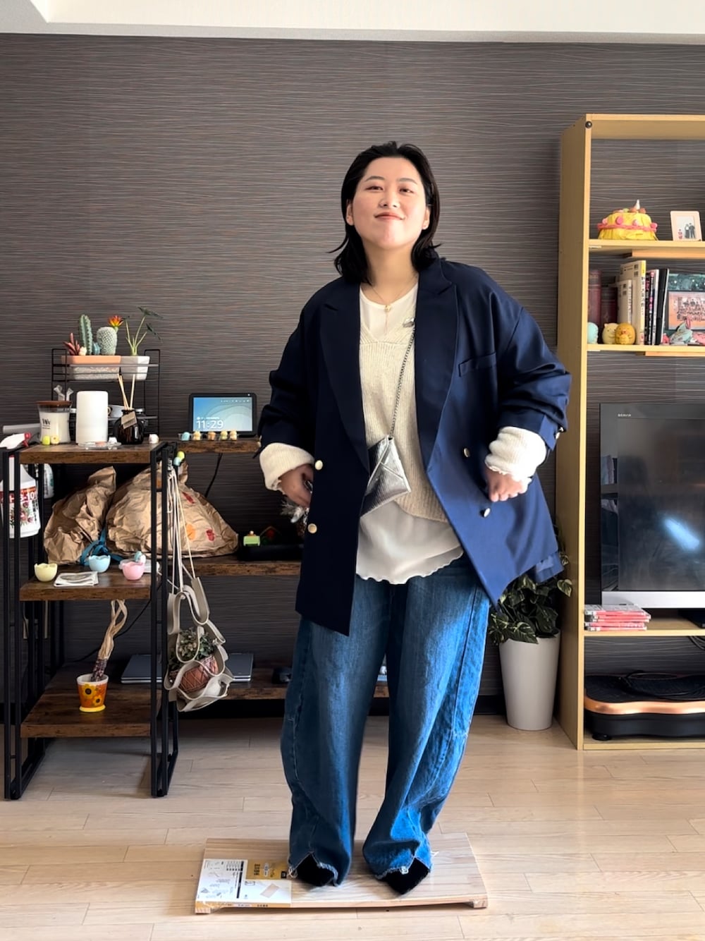 「ジャケット、ジャケットスタイル、紺ブレ、デニムパンツ、春コーデ、春、春服、ぽっちゃり、ぽっちゃりコーデ、プラスサイズ」｜「classicalelfの春に向けて気軽に羽織れる 大人の ブレザー。 サイド スリット オーバーサイズ ダブルジャケット（テーラードジャケット、ブルー系）」を使った、真波(Manami)さん（骨格ストレート・レディース・153cm）の冬コーディネートの1枚目の写真