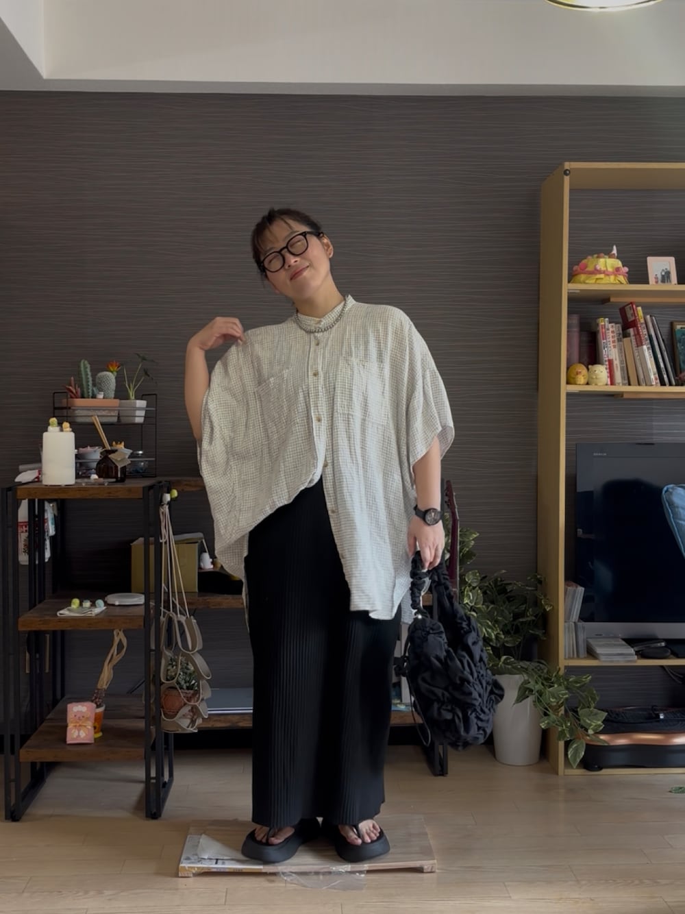 ホワイト系のシャツ/ブラウス、ブラック系のスカート、ブラック系のサンダルを着用したレディースの夏コーディネートの1枚目の写真