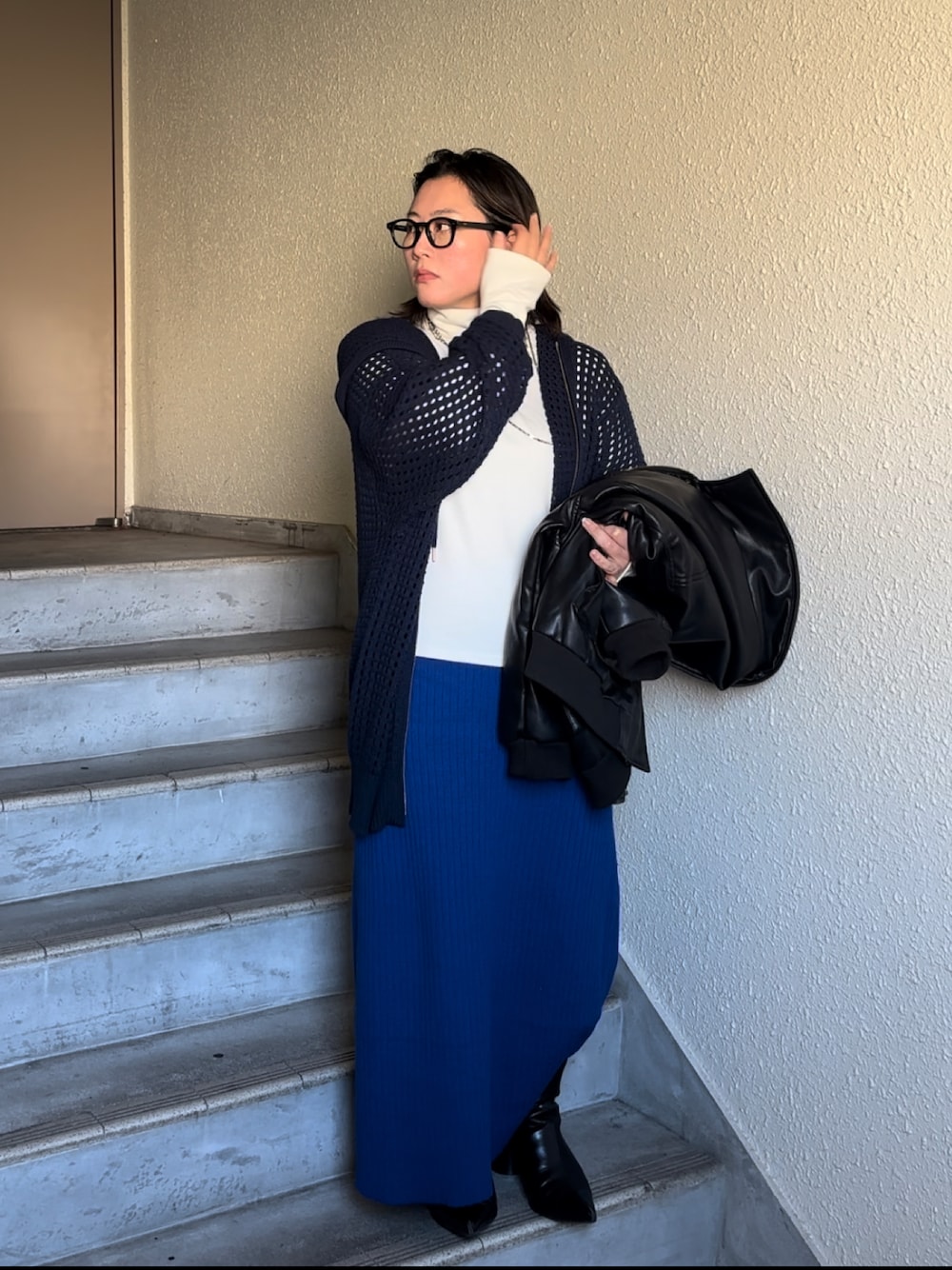 「透かし編みニット、春コーデ、タイトスカート、ぽっちゃり、プラスサイズ」｜「anyfeeのアイテム（スカート、ブルー系）」を使った、真波(Manami)さん（骨格ストレート・レディース・153cm）の春コーディネートの1枚目の写真