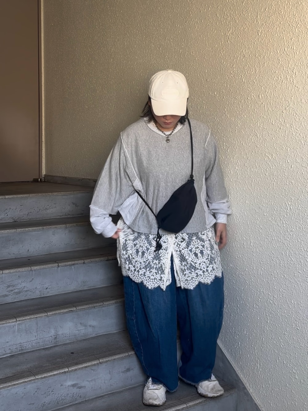 「レイヤードスタイル、レーストップス、スウェット、デニムパンツ、春コーデ、プラスサイズ、ぽっちゃり、ぽっちゃりコーデ」｜「niko and...のイージーコクーンデニム2　EASYCOCOON DENIM2　[niko and ...JEANS 2024SS]（デニムパンツ、ブルー系）」を使った、真波(Manami)さん（骨格ストレート・レディース・153cm）の春コーディネートの1枚目の写真