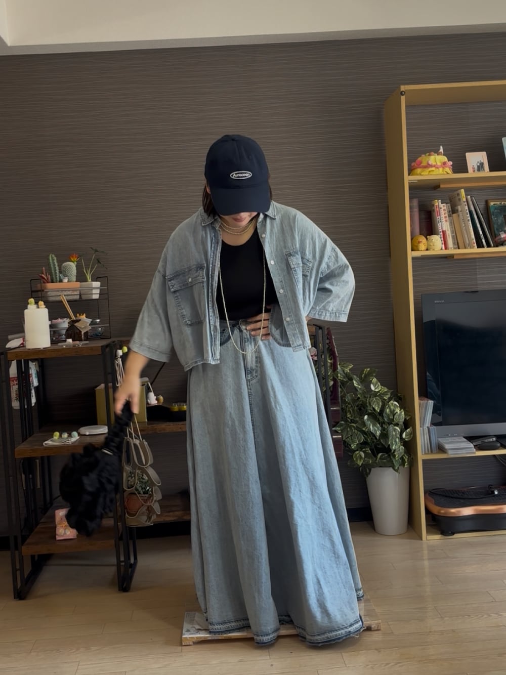 「GEVS.の大きいサイズ 綿100％デニムフレアマキシスカート GEVS.（スカート、ブルー系）」を使った、真波(Manami)さん（骨格ストレート・レディース・153cm）の夏コーディネートの1枚目の写真