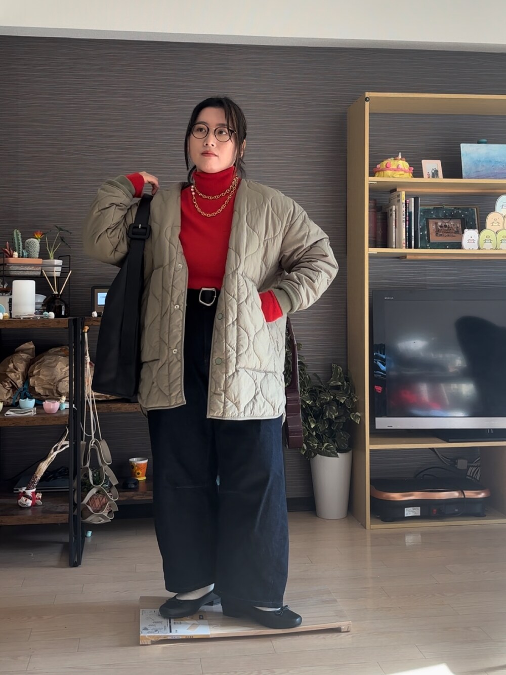 「冬コーデ、クリスマスに着たい服、休日スタイル、カジュアルスタイル、オトナ女子、赤ニット、バレルレッグジーンズ、デニムパンツ、バレエシューズ、アウター、アウターコーデ、シンプルスタイル、ラクチンコーデ、タートルネック」｜「u plumeのアイテム（バレエシューズ、ブラック系）」を使った、真波(Manami)さん（レディース・153cm）の冬コーディネートの1枚目の写真