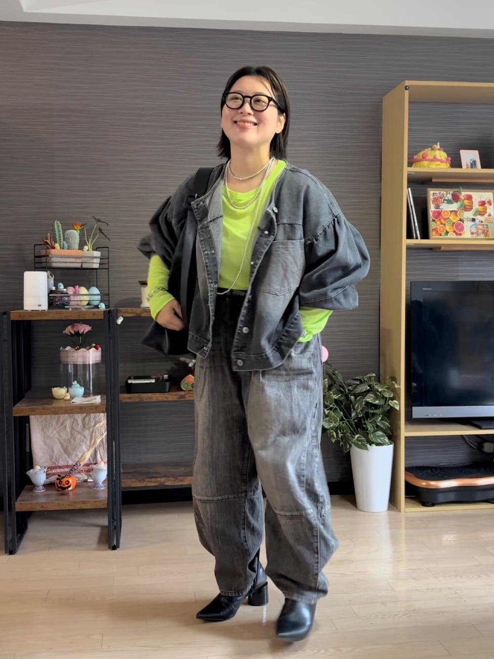 「秋っぽコーデ更新中、めがね、メガネ女子、お出かけコーデ、初秋コーデ、大人かわいい、大人女子、秋先取りコーデ、休日スタイル、ブラックデニム」｜「JEANASISのポインテッドショートブーツ/975565（ブーツ、ブラック系）」を使った、真波(Manami)さん（レディース・153cm）の秋コーディネートの1枚目の写真