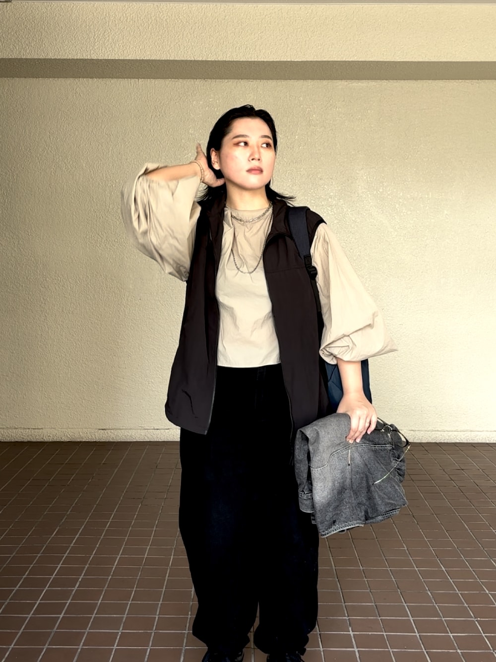 「オトナカジュアル、今日のコーデ、大人コーデ、低身長女子、おしゃれさんと繋がりたい、黒、オフィスコーデ、お仕事コーデ、低身長、低身長コーデ、ぽっちゃり、ぽっちゃりコーデ、ぽっちゃりでもおしゃれしたい！、黒コーデ、ワーママコーデ」｜「JEANASISのソフトラスターソデボリュームプルオーバー/109939（シャツ/ブラウス、ホワイト系）」を使った、真波(Manami)さん（レディース・153cm）の夏コーディネートの1枚目の写真