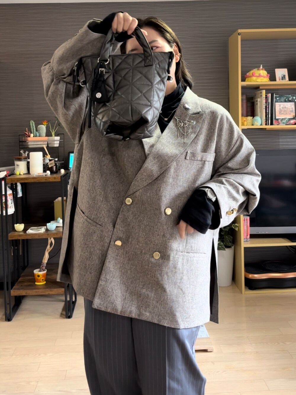 「春コーデ、春カラー、ジャケット、ジャケットスタイル、ぽっちゃり、プラスサイズ」｜「BAYFLOWの[ミニサイズになって登場!!]チャームツキキルトトートＳ（ハンドバッグ、ブラック系）」を使った、真波(Manami)さん（骨格ストレート・レディース・153cm）の春コーディネートの1枚目の写真