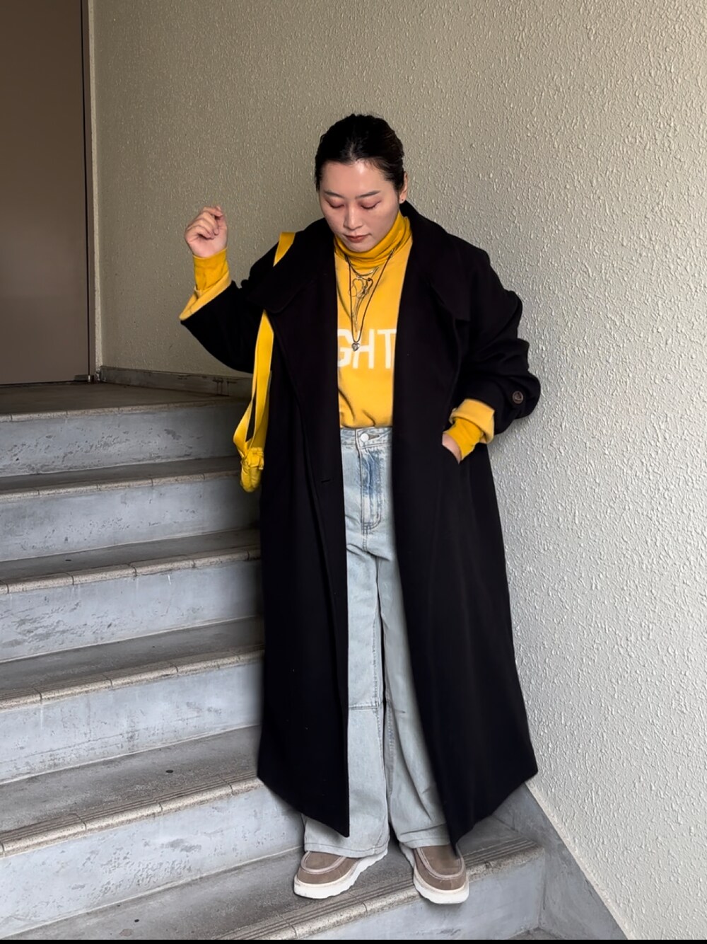 「イエロー、イエローコーデ、デニムパンツ、ロングコート、コート、冬服、デイリーカジュアル、リラックススタイル、パンツスタイル、カジュアルコーデ」｜「studio CLIPの【kazumiさんコラボ】撥水モカシンショートブーツ（ブーツ、ベージュ系）」を使った、真波(Manami)さん（骨格ストレート・レディース・153cm）の冬コーディネートの1枚目の写真