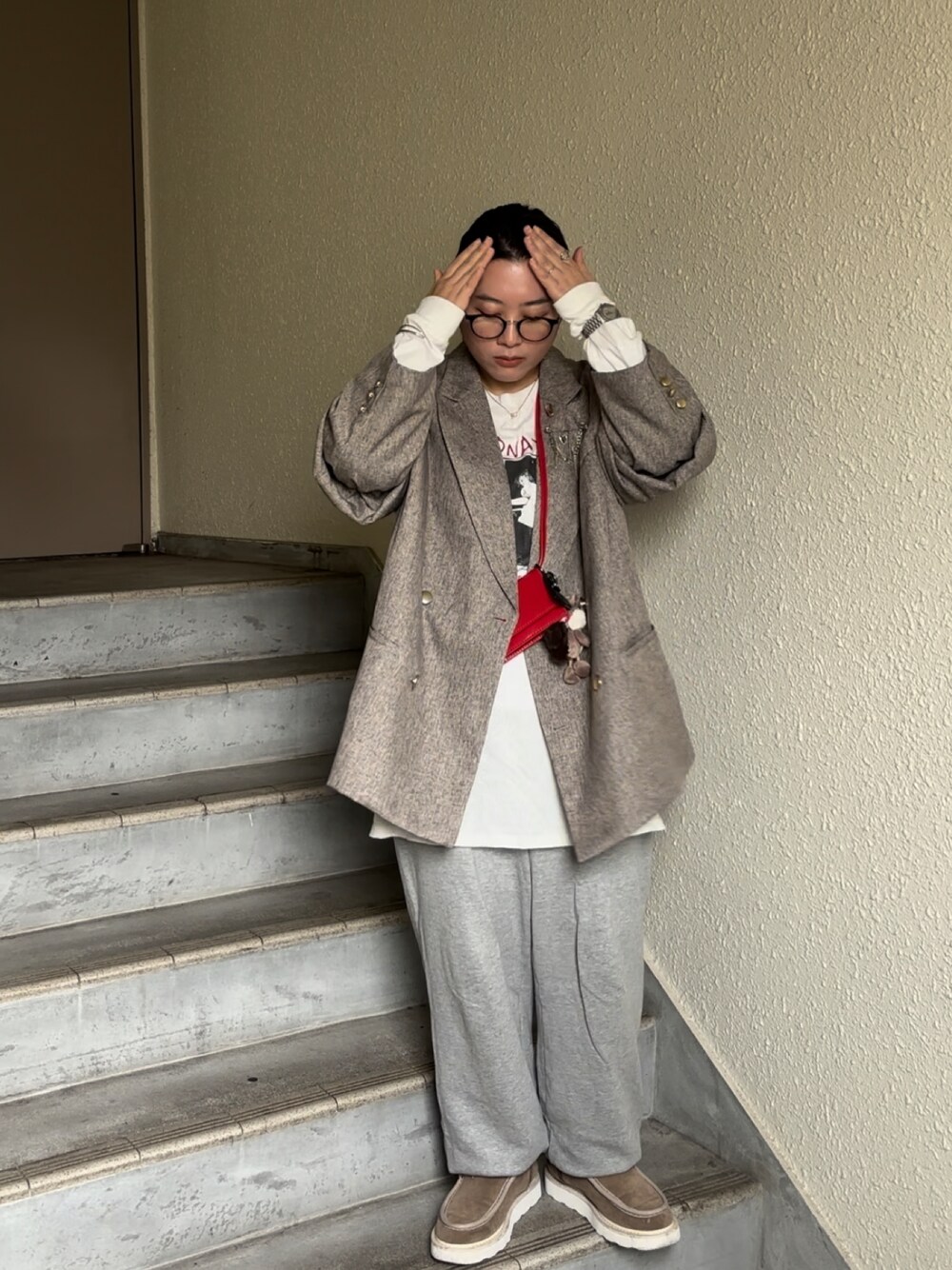 「ジャケット、ジャケットスタイル、春コーデ、春カラー、スウェット、スウェットパンツ、ぽっちゃり、プラスサイズ」｜「classicalelfの気軽に羽織れる 大人の ブレザー。 サイド スリット オーバーサイズ ダブルジャケット（テーラードジャケット、ベージュ系）」を使った、真波(Manami)さん（骨格ストレート・レディース・153cm）の春コーディネートの1枚目の写真