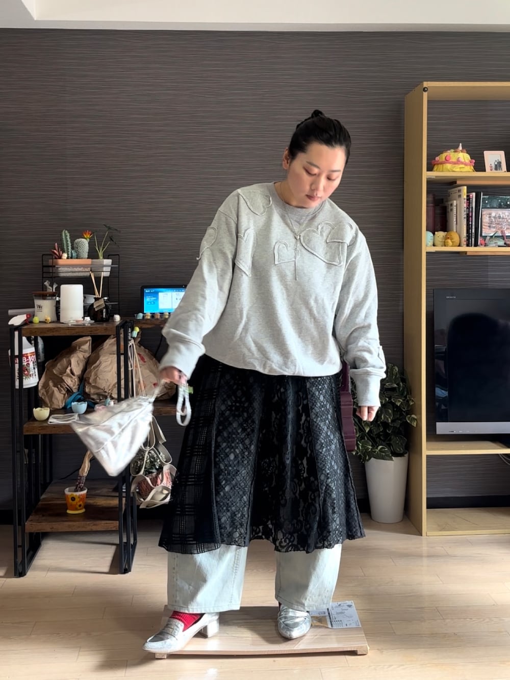 「レイヤードスタイル、チュールスカート、トレーナー、シルバーシューズ、春コーデ、春服」｜「GEVS.のレースパッチワークロングスカート(ペチスカート付) ＜大きいサイズ有＞GEVS.（スカート、ブラック系）」を使った、真波(Manami)さん（骨格ストレート・レディース・153cm）の冬コーディネートの1枚目の写真