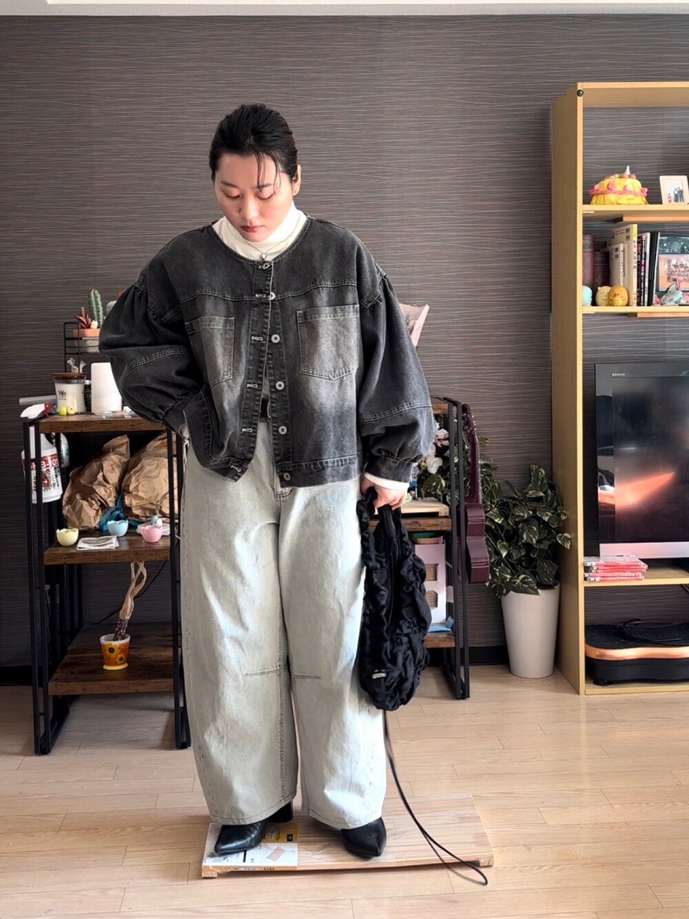 「デニム、デニムパンツ、デニムジャケット、デニムコーデ、デニムオンデニム、デニムonデニム、ジージャン、Gジャン、春コーデ、春服」｜「GUのアイテム（デニムパンツ、ブルー系）」を使った、真波(Manami)さん（骨格ストレート・レディース・153cm）の冬コーディネートの1枚目の写真