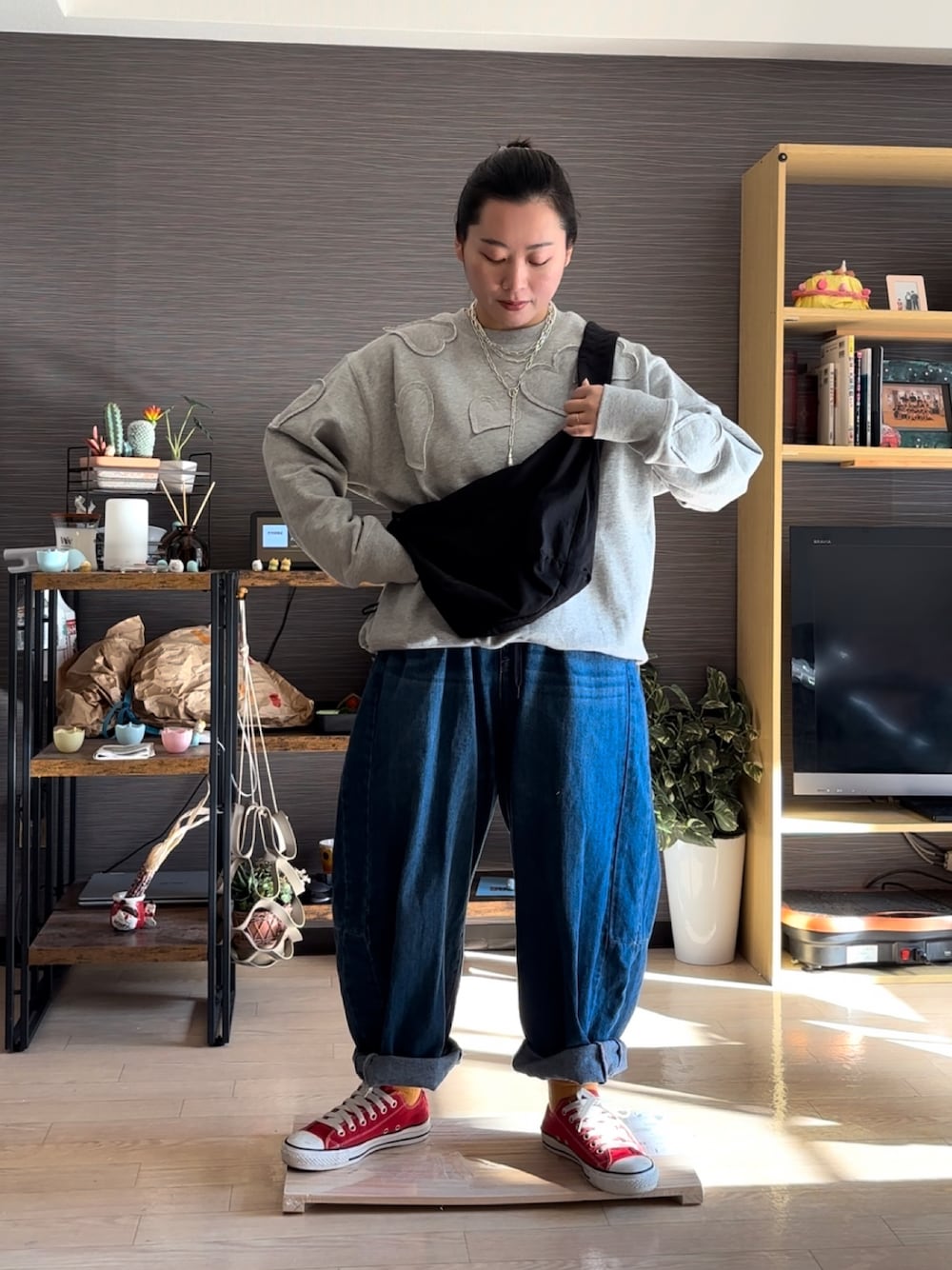 「冬コーデ、休日スタイル、シンプルスタイル、カジュアル、カジュアルコーデ、スニーカーコーデ、スウェットトップス、デニムパンツ、カラーコーデ、低身長コーデ、ラフコーデ、大人ファッション」｜「CONVERSEの【CONVERSE】CANVAS ALL STAR OX  キャンバス オールスターOX（スニーカー、レッド系）」を使った、真波(Manami)さん（骨格ストレート・レディース・153cm）の冬コーディネートの1枚目の写真