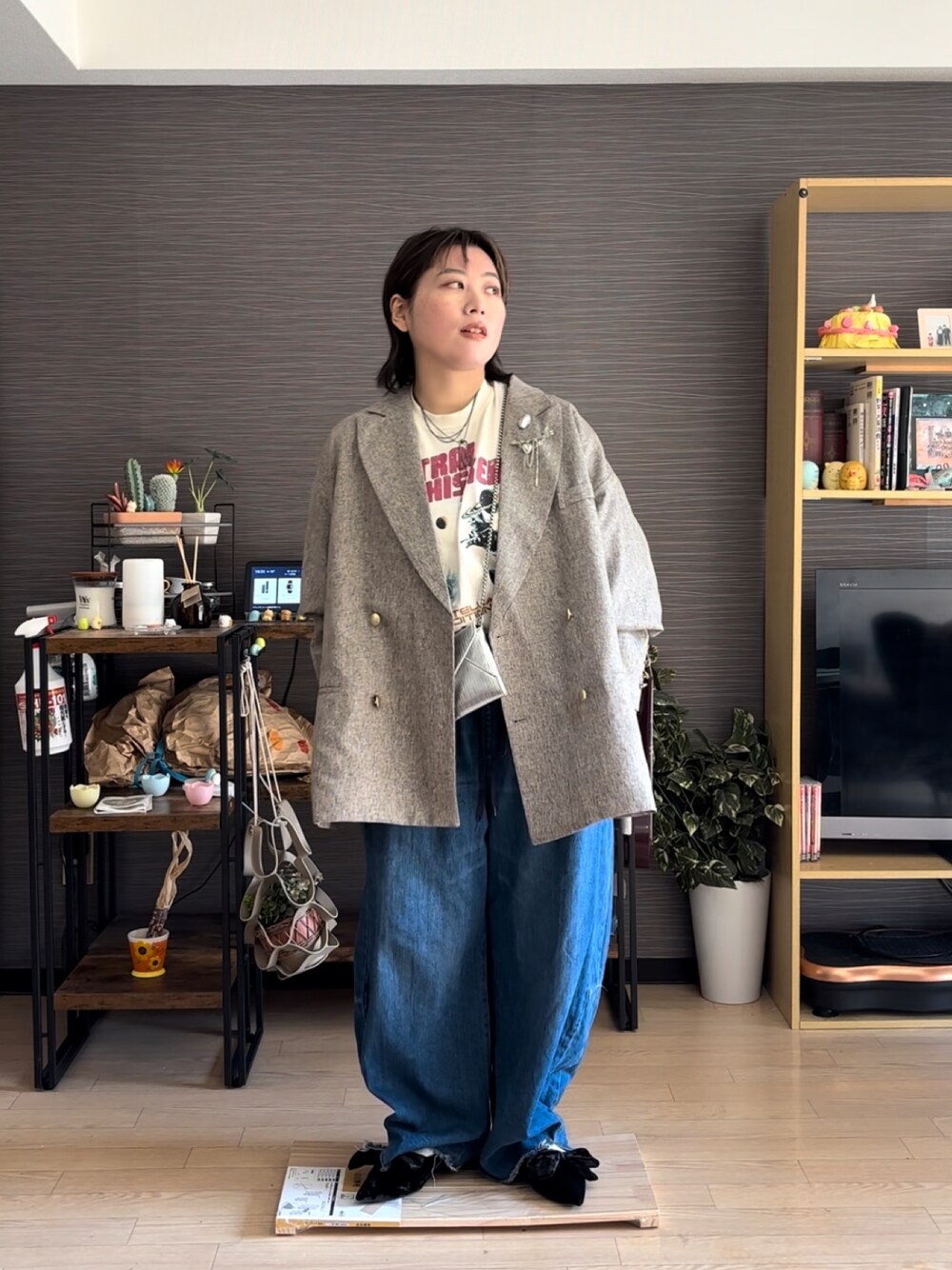 「春コーデ、春服、ジャケット、ジャケットスタイル、ジャケットコーデ、デニム、デニムパンツ」｜「classicalelfの気軽に羽織れる 大人の ブレザー。 サイド スリット オーバーサイズ ダブルジャケット（テーラードジャケット、ベージュ系）」を使った、真波(Manami)さん（骨格ストレート・レディース・153cm）の春コーディネートの1枚目の写真