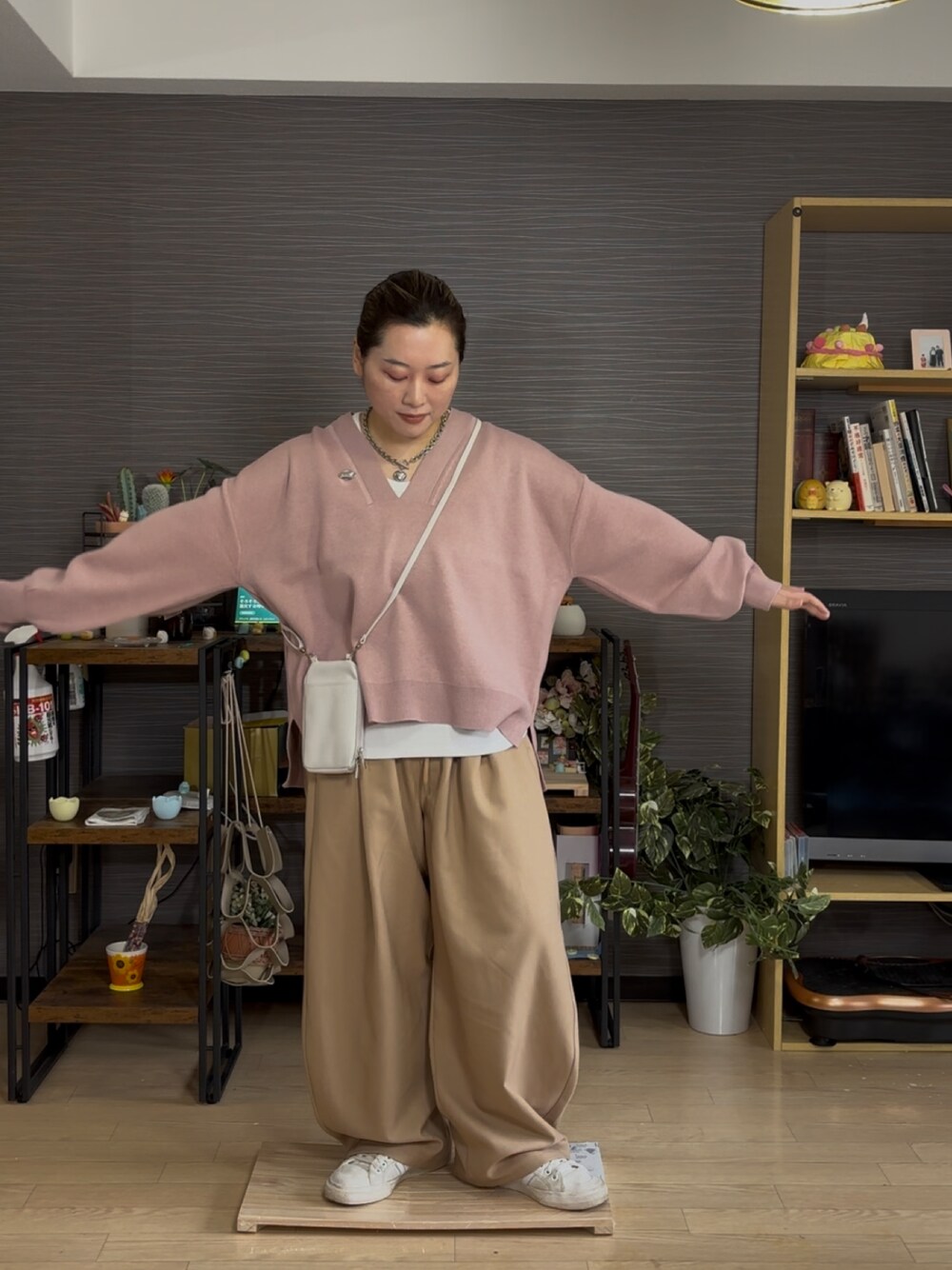 「ピンク、ピンクコーデ、カーゴパンツ、スニーカー、スニーカーコーデ、春服、春服みてみて、春コーデ、春カラー、ぽっちゃり、プラスサイズ」｜「classicalelfの大人っぽカジュアルの新定番！もちもちVネックジャガード編みニットセーター（長袖）（ニット/セーター、ピンク系）」を使った、真波(Manami)さん（骨格ストレート・レディース・153cm）の春コーディネートの1枚目の写真