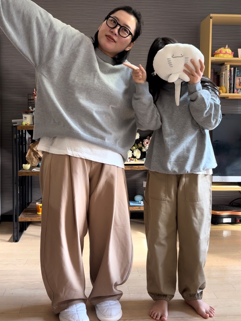 「親子コーデ、リンクコーデ、親子でおそろい、お揃いコーデ、チノパン、グレーコーデ、ラフ、カジュアルコーデ、カジュアル」｜「niko and...のアイテム（パンツ、ベージュ系）」を使った、真波(Manami)さん（骨格ストレート・レディース・153cm）の冬コーディネートの1枚目の写真