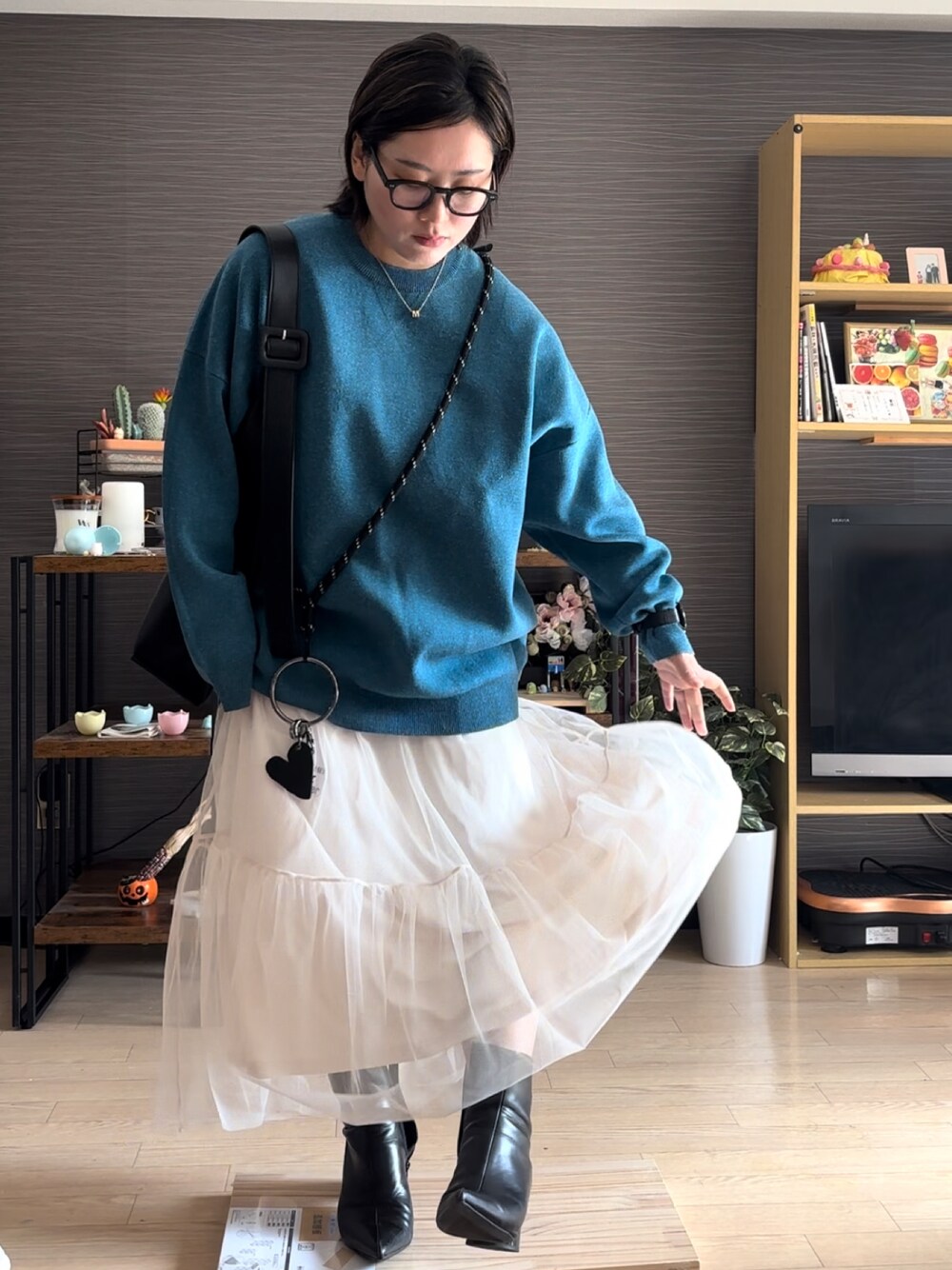 「冬コーデ、クリスマスに着たい服、ホワイトコーデ、カジュアルスタイル、オトナ女子、休日スタイル、シンプル、シンプルスタイル、お洒落さんとつながりたい、秋冬、大人ガーリー、カジュアルガーリー、大人ファッション、ママファッション、大人かわいい」｜「BAYFLOWのチュールティアードスカート（スカート、ホワイト系）」を使った、真波(Manami)さん（レディース・153cm）の冬コーディネートの1枚目の写真