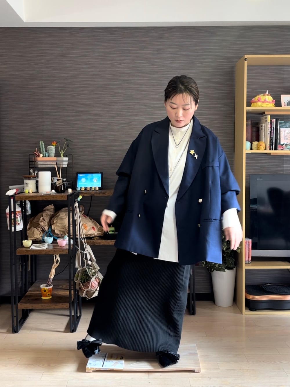 「春コーデ、春カラー、ジャケット、ジャケットスタイル、紺ブレ、タイトスカート、ぽっちゃり、プラスサイズ」｜「classicalelfの春に向けて気軽に羽織れる 大人の ブレザー。 サイド スリット オーバーサイズ ダブルジャケット（テーラードジャケット、ブルー系）」を使った、真波(Manami)さん（骨格ストレート・レディース・153cm）の春コーディネートの1枚目の写真