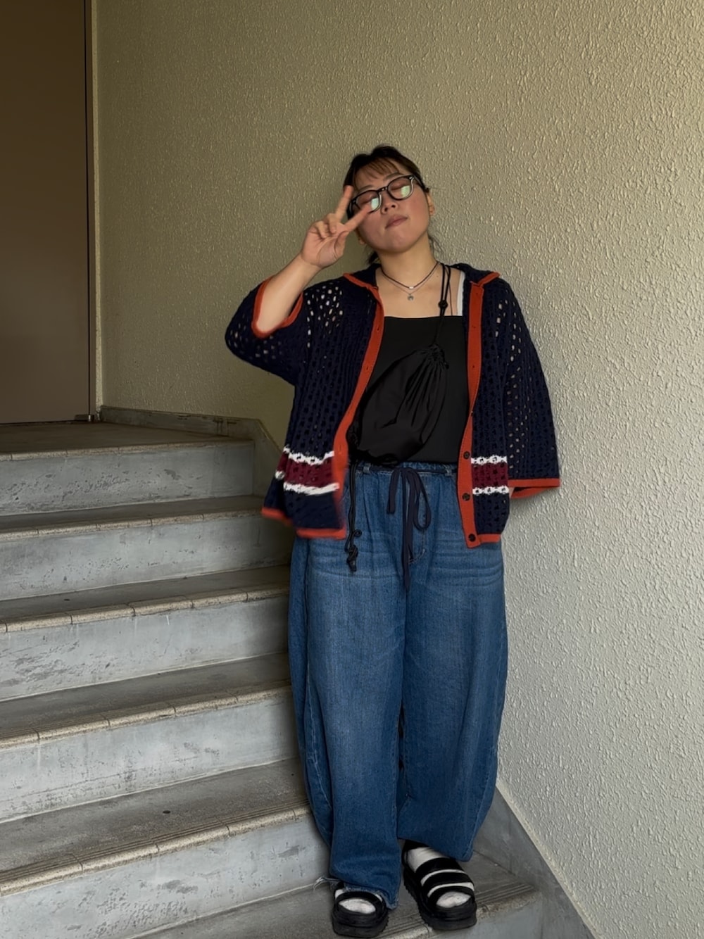「透かし編みニット、春夏コーデ、デニムパンツ、大人カジュアル、春服コーデ、カジュアルスタイル、プラスサイズ、ぽっちゃり、ぽっちゃりコーデ」｜「niko and...のイージーコクーンデニム2　EASYCOCOON DENIM2　[niko and ...JEANS 2024SS]（デニムパンツ、ブルー系）」を使った、真波(Manami)さん（骨格ストレート・レディース・153cm）の春コーディネートの1枚目の写真