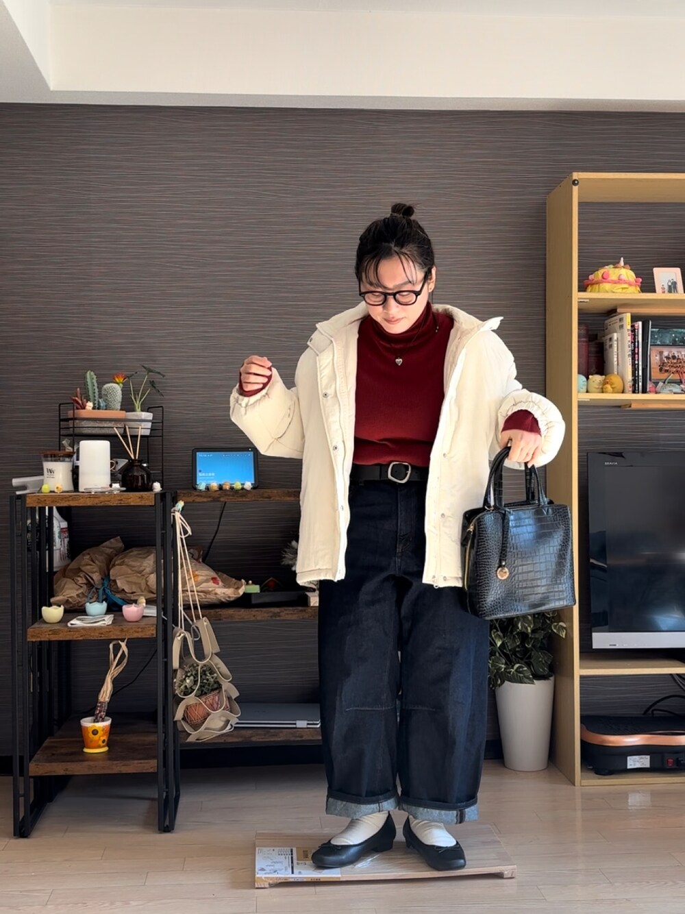「デニムパンツ、デニムコーデ、差し色コーデ、差し色、差し色(赤)、ダウンジャケット、ダウンコート、バレエシューズ、白靴下」｜「GUのアイテム（デニムパンツ、ブルー系）」を使った、真波(Manami)さん（骨格ストレート・レディース・153cm）の冬コーディネートの1枚目の写真