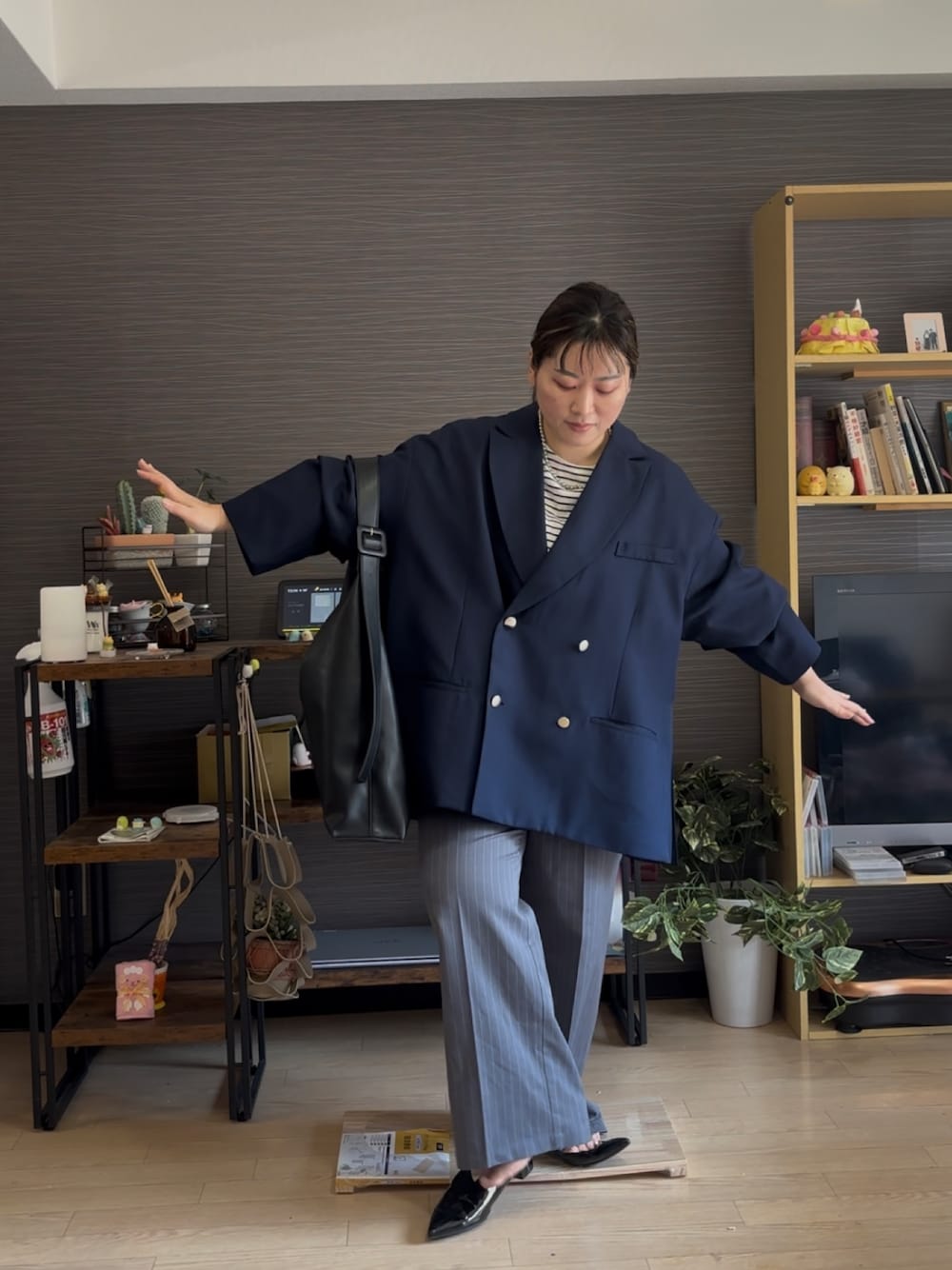 真波(Manami)さんの「春に向けて気軽に羽織れる 大人の ブレザー。 サイド スリット オーバーサイズ ダブルジャケット（classicalelf）」を使ったコーディネートの1枚目の写真