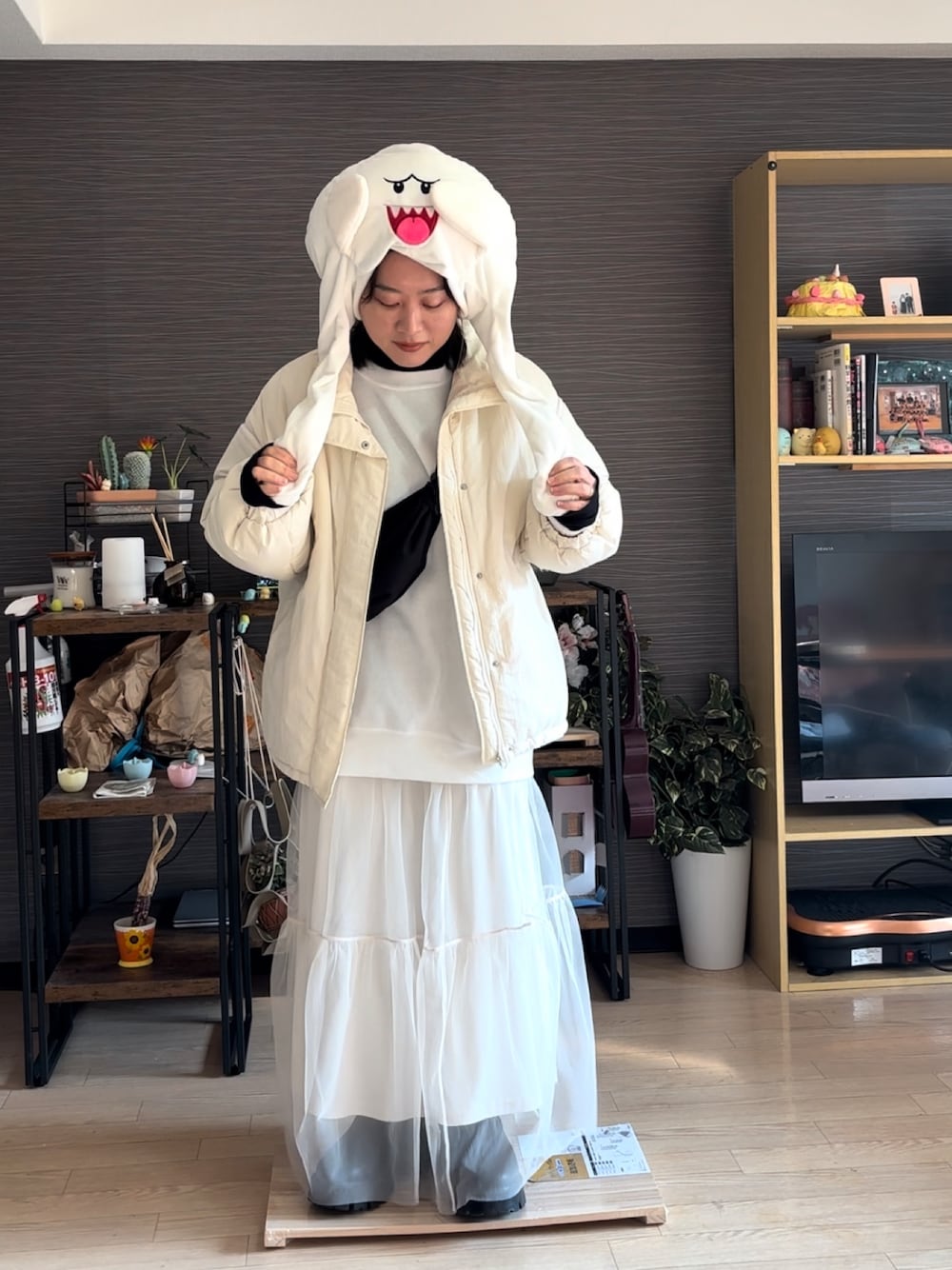 「ユニバ、ユニバーサルスタジオジャパン、ユニバコーデ、テレサ、テレサコーデ、スカート、チュールスカート、USJ、USJコーデ」｜「WEGOのWEGO/【24年秋冬 大好評により再入荷！WEB限定】スウェットプルオーバー（スウェット、ホワイト系）」を使った、真波(Manami)さん（骨格ストレート・レディース・153cm）の冬コーディネートの1枚目の写真