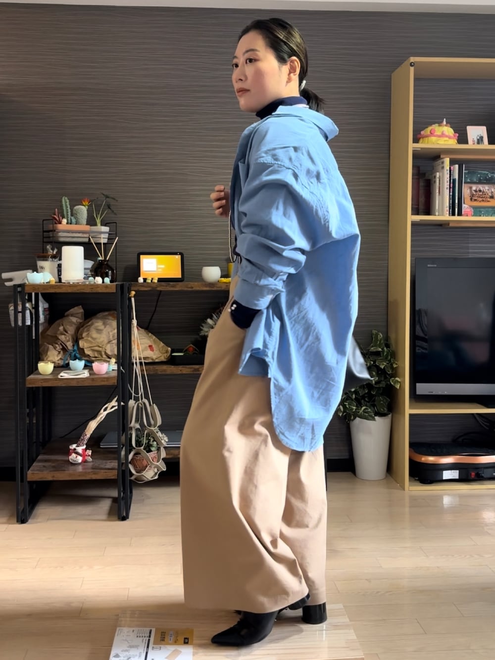 ブラック系のブーツ、ベージュ系のチノパンツ、ブルー系のシャツ/ブラウスを着用したレディースの冬コーディネートの1枚目の写真