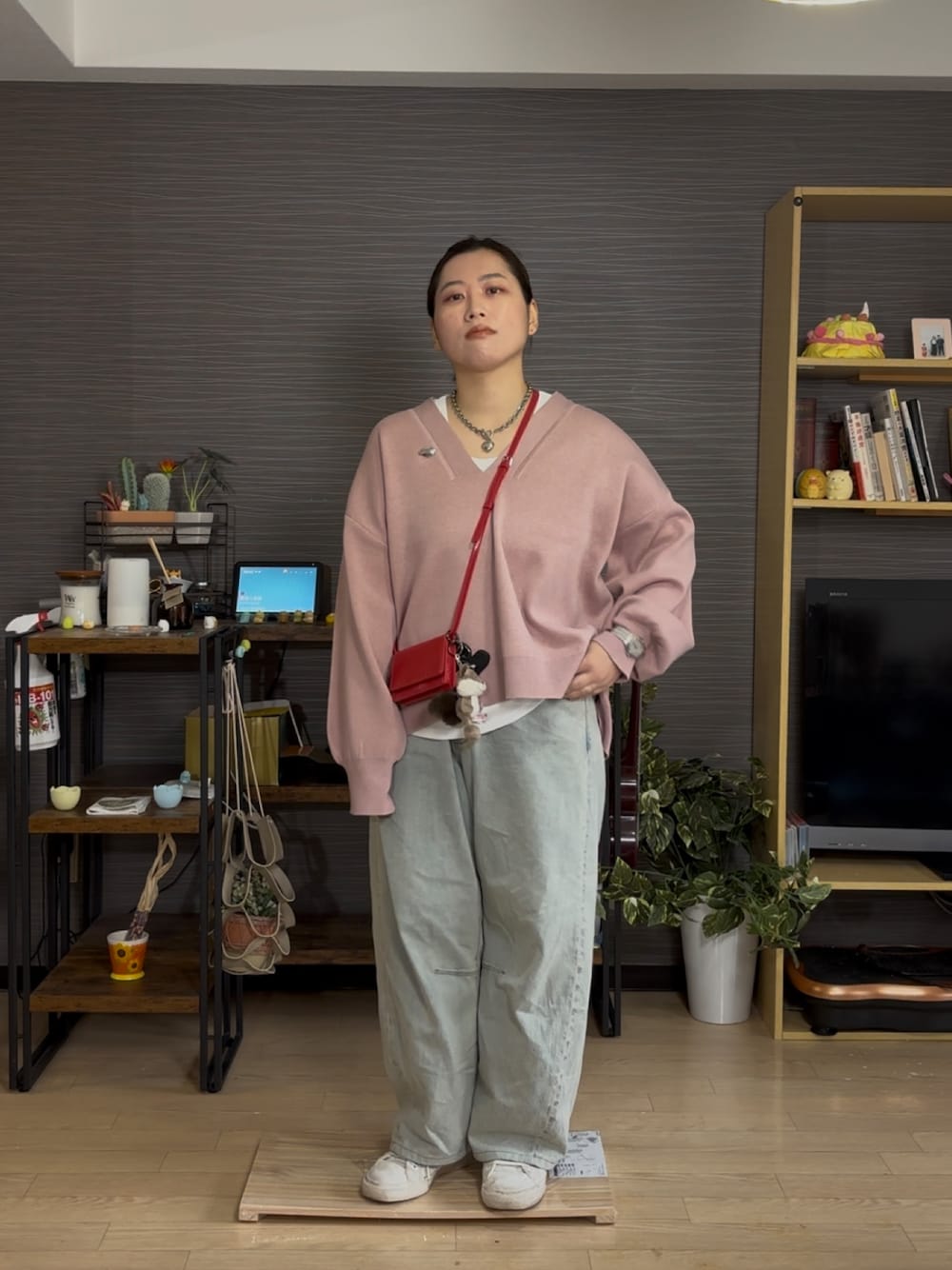 「ピンク、ピンクコーデ、スニーカー、スニーカーコーデ、デニム、デニムパンツ、春コーデ、春カラー、春服、春服みてみて、ぽっちゃり、プラスサイズ」｜「GUのアイテム（デニムパンツ、ブルー系）」を使った、真波(Manami)さん（骨格ストレート・レディース・153cm）の春コーディネートの1枚目の写真