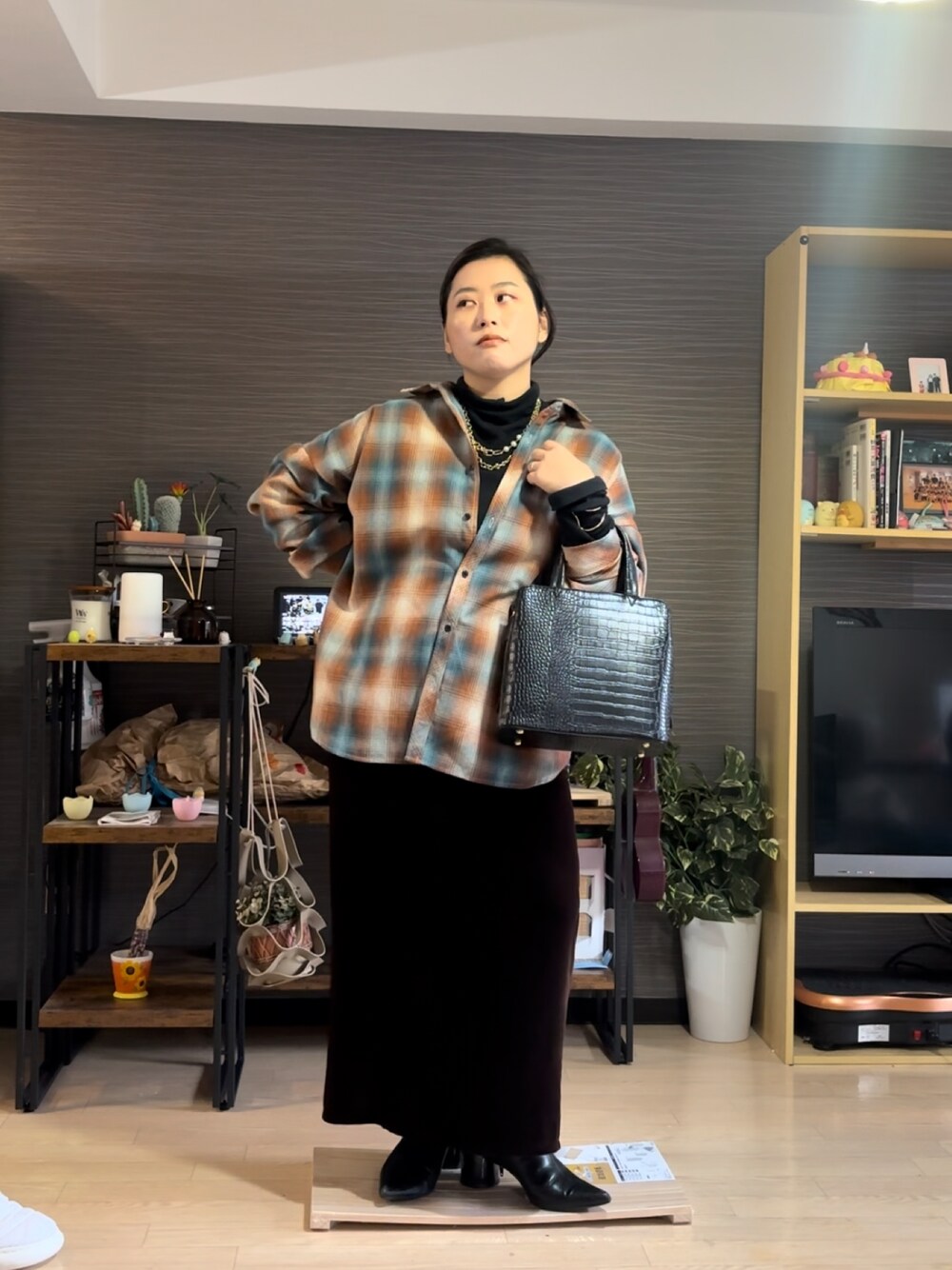 「冬服、大人かわいい、チェックシャツ、ベロアスカート、ブラウンスカート、タイトスカート、きれいめコーディネート、低身長女子、スカートスタイル」｜「JEANASISのポインテッドショートブーツ/975565（ブーツ、ブラック系）」を使った、真波(Manami)さん（骨格ストレート・レディース・153cm）の冬コーディネートの1枚目の写真
