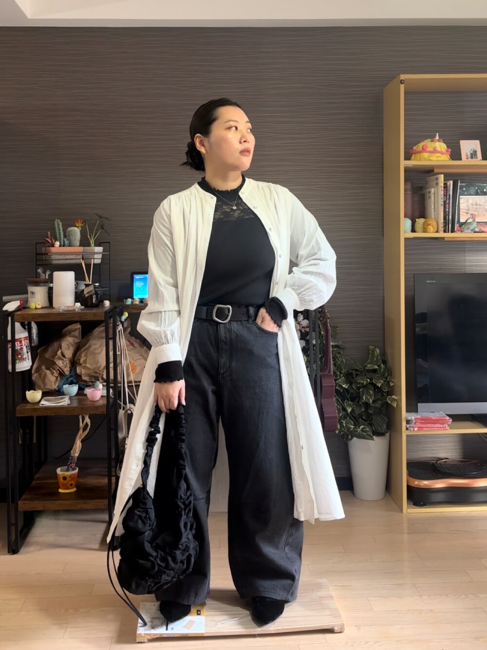 「ぽっちゃり、ぽっちゃりコーデ、ぽっちゃりスタッフ、大きいサイズレディースファッション、大きいサイズ、デニム、デニムパンツ、黒デニム、シャツワンピース、シャツワンピ」｜「GUのアイテム（デニムパンツ、ブラック系）」を使った、真波(Manami)さん（骨格ストレート・レディース・153cm）の冬コーディネートの1枚目の写真