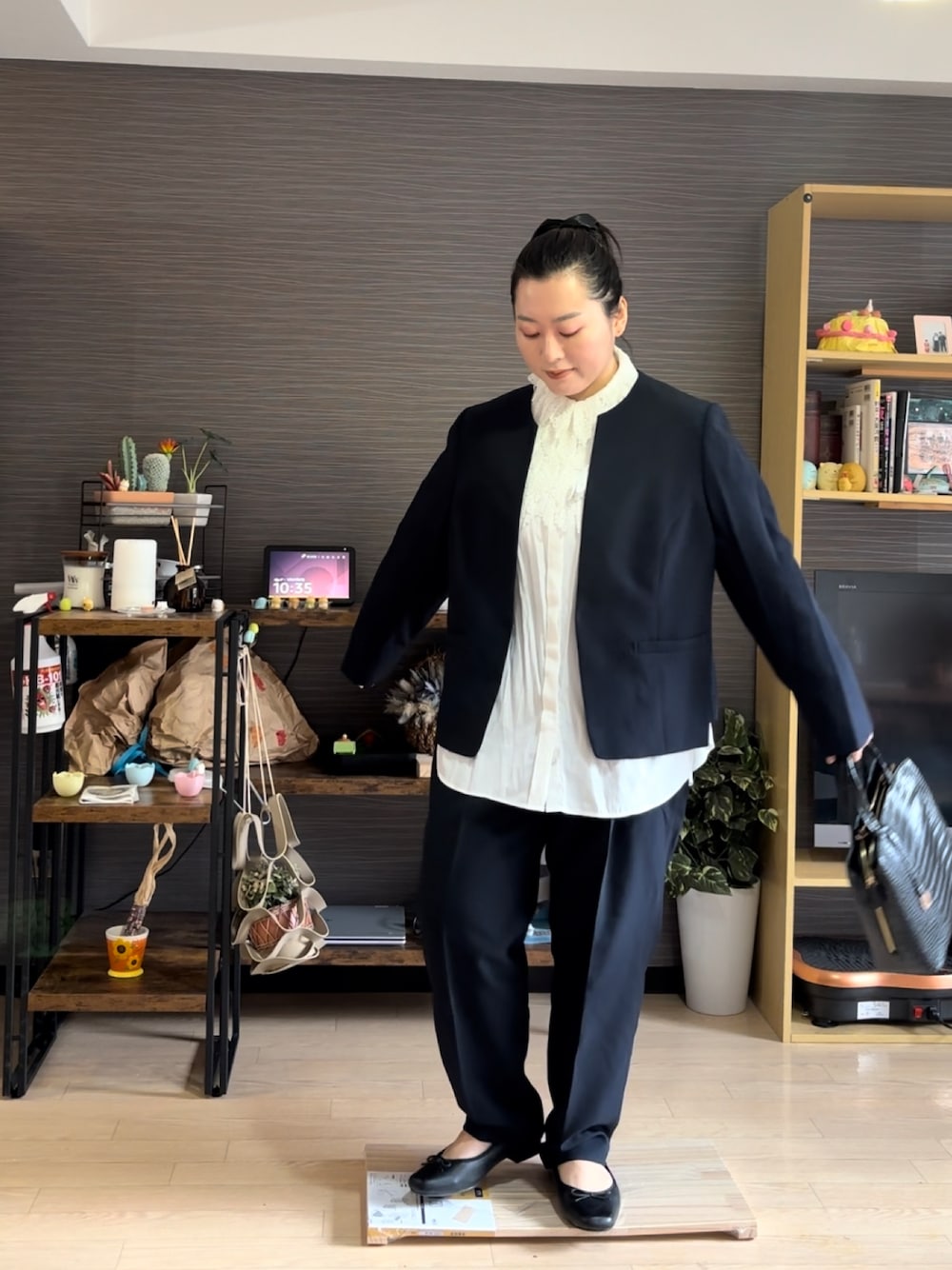「オケージョン、オケージョンスタイル、卒業式、卒業式コーデ、入学式、入学式コーデ、入学式・卒業式、スーツスタイル、スーツ」｜「u plumeのアイテム（スーツセット、ブルー系）」を使った、真波(Manami)さん（骨格ストレート・レディース・153cm）の冬コーディネートの1枚目の写真