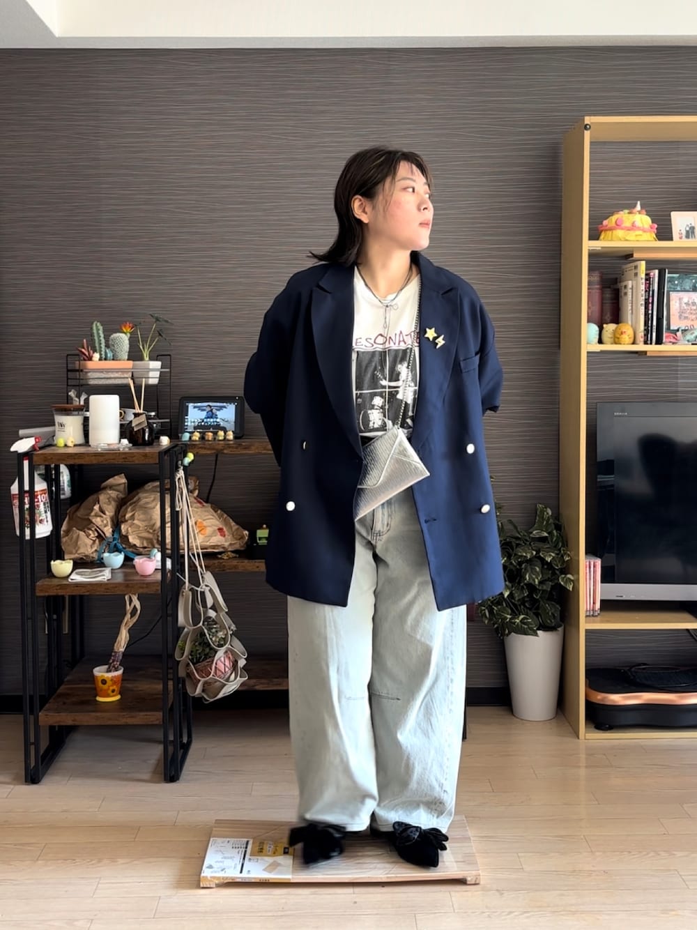 「ジャケット、ジャケットスタイル、春コーデ、キレイめカジュアル、春カラー、デニム、デニムパンツ、ぽっちゃり、プラスサイズ」｜「classicalelfの春に向けて気軽に羽織れる 大人の ブレザー。 サイド スリット オーバーサイズ ダブルジャケット（テーラードジャケット、ブルー系）」を使った、真波(Manami)さん（骨格ストレート・レディース・153cm）の春コーディネートの1枚目の写真
