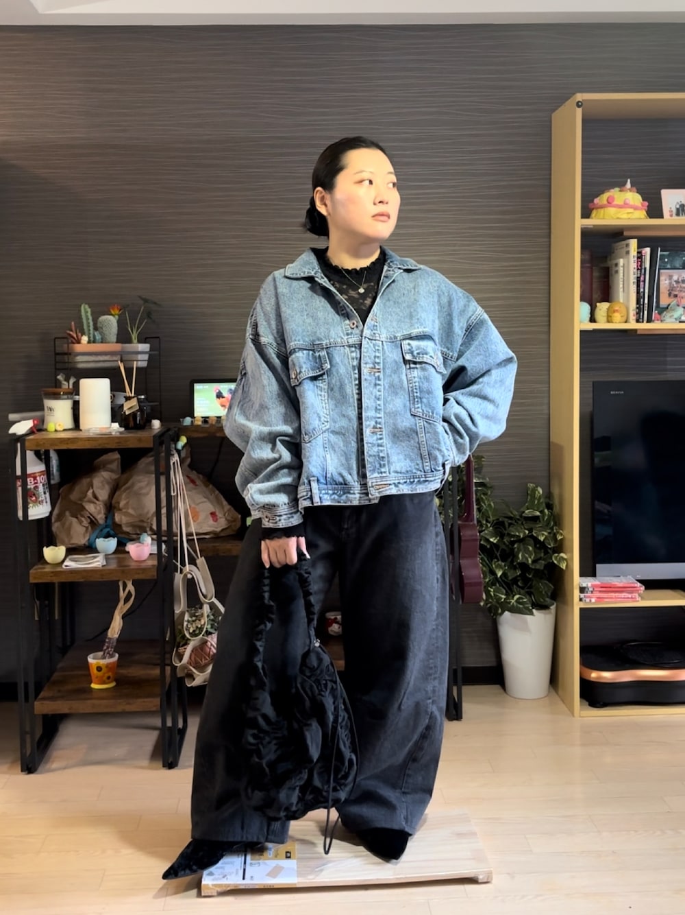 「ぽっちゃり、ぽっちゃりコーデ、ぽっちゃりスタッフ、大きいサイズレディースファッション、大きいサイズ、デニム、デニムパンツ、デニムコーデ、デニムオンデニム、デニムonデニム、黒デニム」｜「GEVS.の綿100％ビッグシルエットデニムジャケット ＜大きいサイズ有＞GEVS.（デニムジャケット、ブルー系）」を使った、真波(Manami)さん（骨格ストレート・レディース・153cm）の冬コーディネートの1枚目の写真