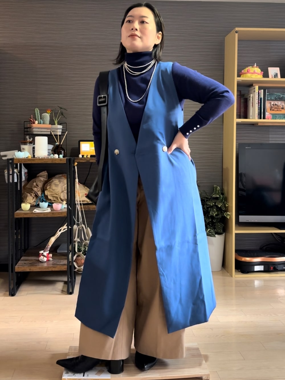 「冬コーデ、おでかけコーデ、大人女子、冬のコーデ、パンツスタイル、オトナ女子、パンツコーデ、オフィスカジュアル、30代コーデ、お呼ばれスタイル、ぽっちゃりコーデ、オフィススタイル、お呼ばれ、ロングジレ、ジレ」｜「JEANASISのポインテッドショートブーツ/975565（ブーツ、ブラック系）」を使った、真波(Manami)さん（骨格ストレート・レディース・153cm）の冬コーディネートの1枚目の写真