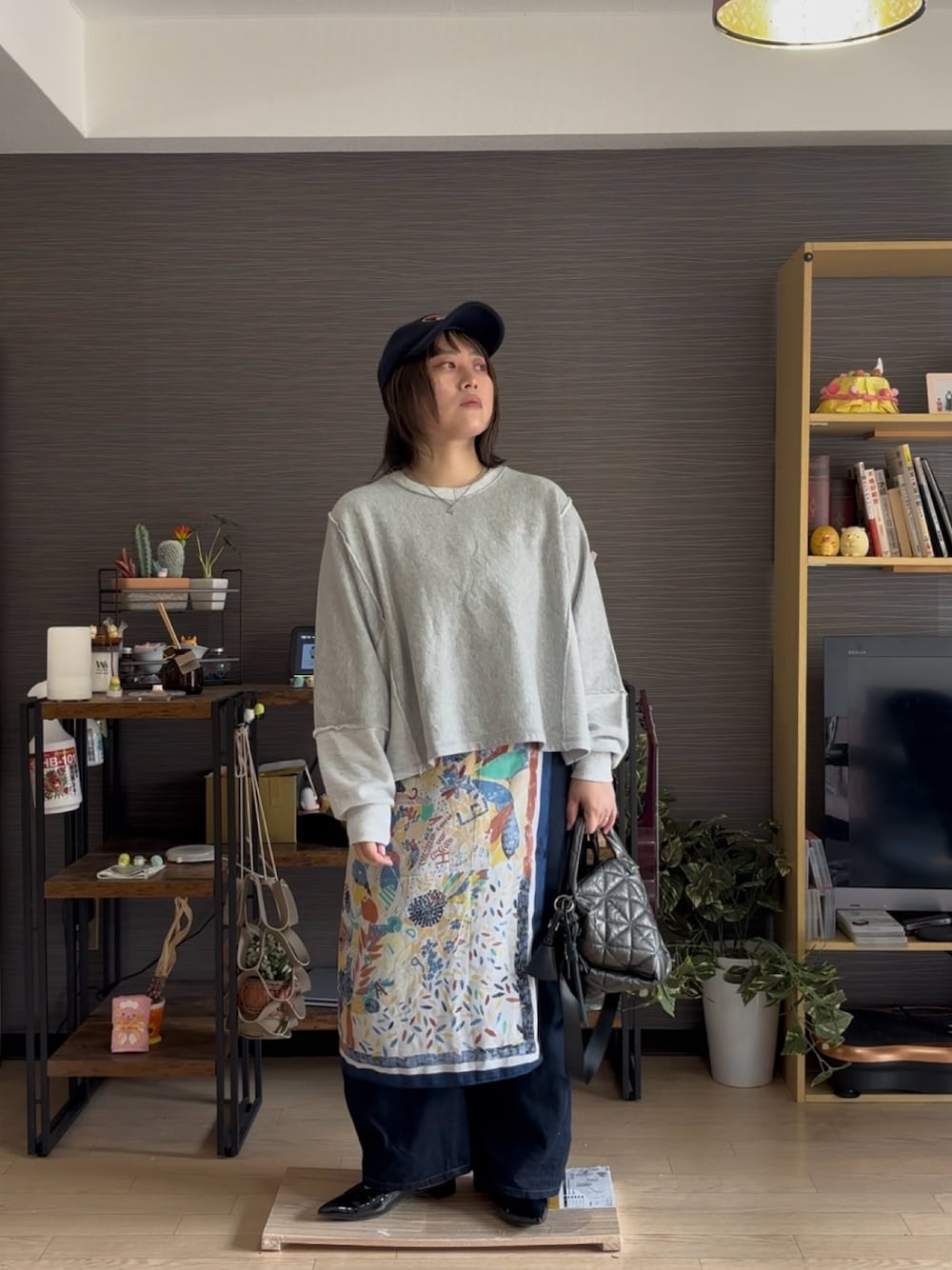 「スウェット、スウェットコーデ、デニムパンツ、スカーフ、春コーデ、キャップ、プラスサイズ、ぽっちゃり、ぽっちゃりコーデ」｜「niko and...のリメイクハギ裏毛プルオーバー（スウェット、グレー系）」を使った、真波(Manami)さん（骨格ストレート・レディース・153cm）の春コーディネートの1枚目の写真