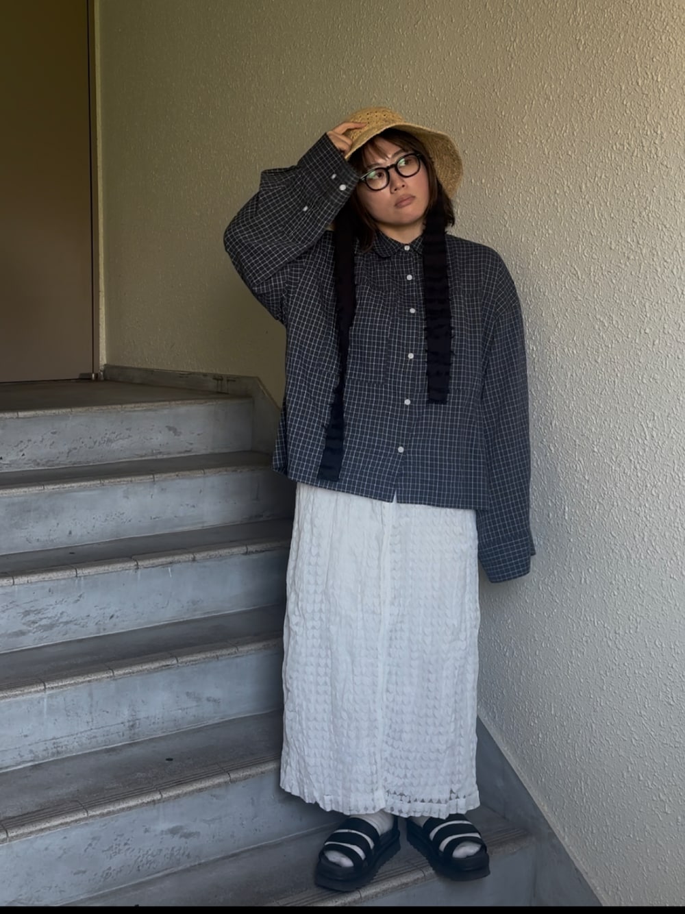 「最近のいい感じコーデ、ラクチンコーデ、春ファッション、大人コーデ、シンプル・ベーシック、むぎわら帽子、ハット、ゆるコーデ、ぽっちゃり、ぽっちゃりコーデ、プラスサイズ」｜「THE YOnのスーパーワイドスリーブボクシーシャツ（シャツ/ブラウス、ブルー系）」を使った、真波(Manami)さん（骨格ストレート・レディース・153cm）の春コーディネートの1枚目の写真