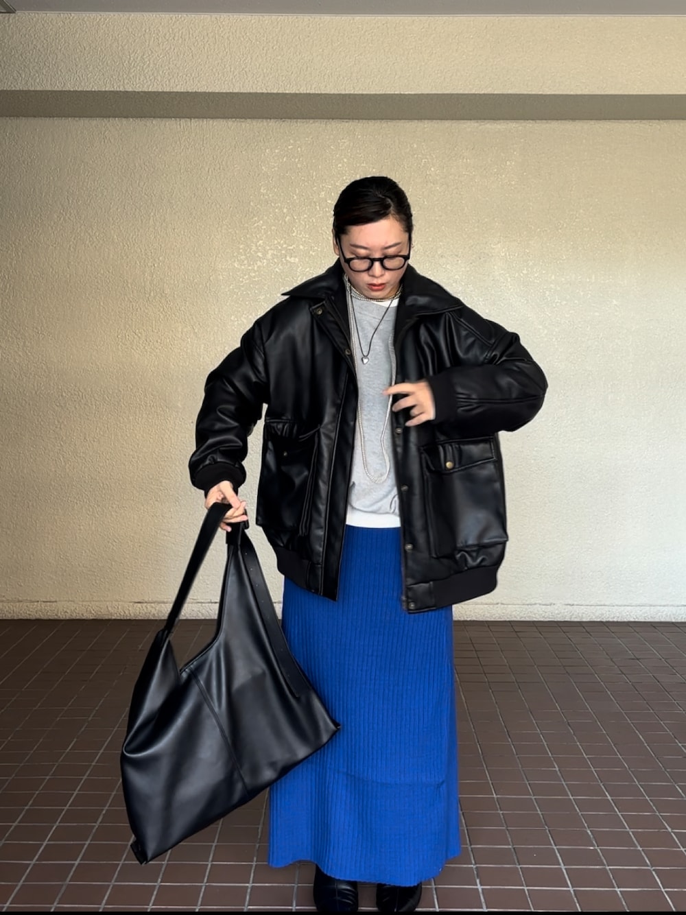 「アウター、レザージャケット、タイトスカート、グレーコーデ、ブルーコーデ、メガネ女子、冬コーデ、大人コーデ、オトナカジュアル、オトナカワイイ、休日スタイル、きれいめコーデ、大人女子、スカートスタイル、低身長女子」｜「GUのアイテム（バッグ、ブラック系）」を使った、真波(Manami)さん（骨格ストレート・レディース・153cm）の冬コーディネートの1枚目の写真