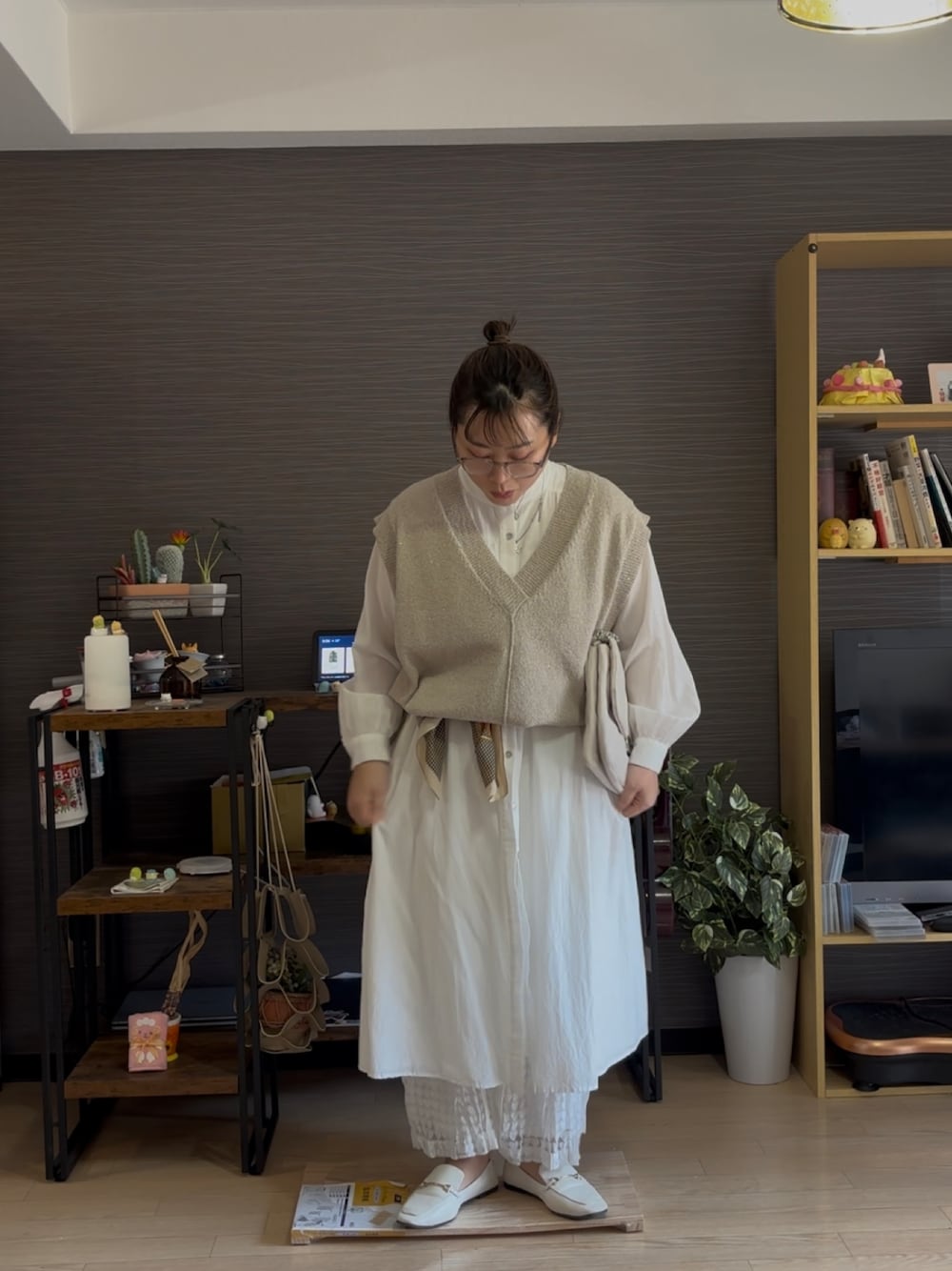 「HUG.Uのギャザーナチュワンピ（シャツワンピース、ホワイト系）」を使った、真波(Manami)さん（骨格ストレート・レディース・153cm）の春コーディネートの1枚目の写真