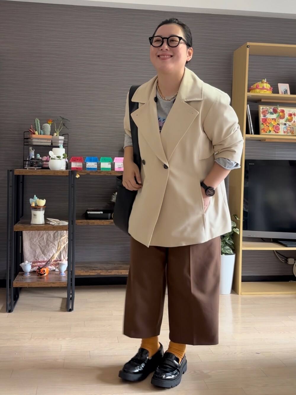 「秋コーデ、秋服コーデ、休日スタイル、秋冬コーデ、30代コーデ、秋先取りコーデ、ママファッション、秋服、ユニクロ、秋色、イエベ」｜「UNIQLOのアイテム（ローファー、ブラック系）」を使った、真波(Manami)さん（レディース・153cm）の秋コーディネートの1枚目の写真