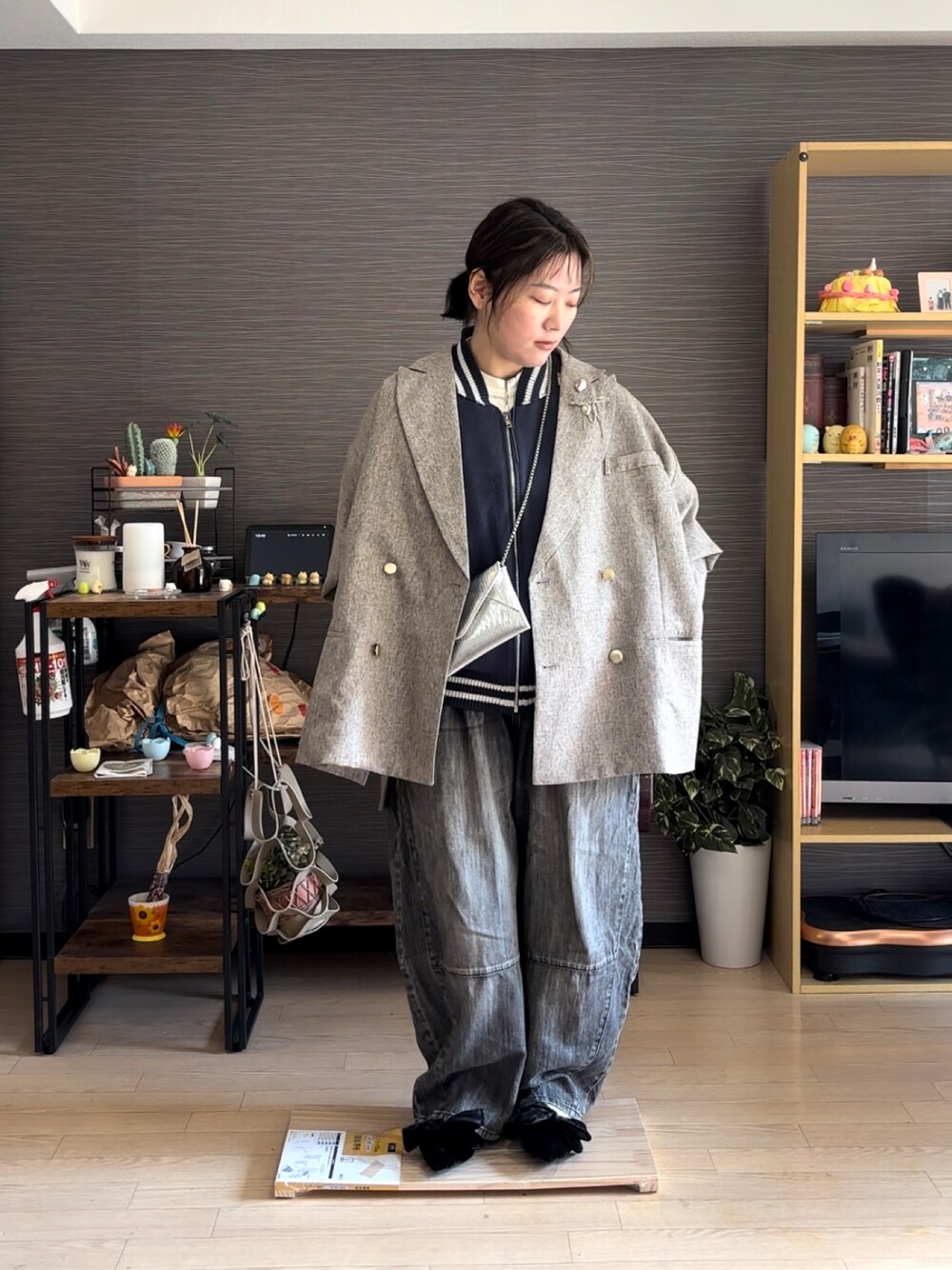 「春コーデ、春服、ジャケット、ジャケットスタイル、ジャケットコーデ、デニム、デニムパンツ」｜「classicalelfの気軽に羽織れる 大人の ブレザー。 サイド スリット オーバーサイズ ダブルジャケット（テーラードジャケット、ベージュ系）」を使った、真波(Manami)さん（骨格ストレート・レディース・153cm）の春コーディネートの1枚目の写真