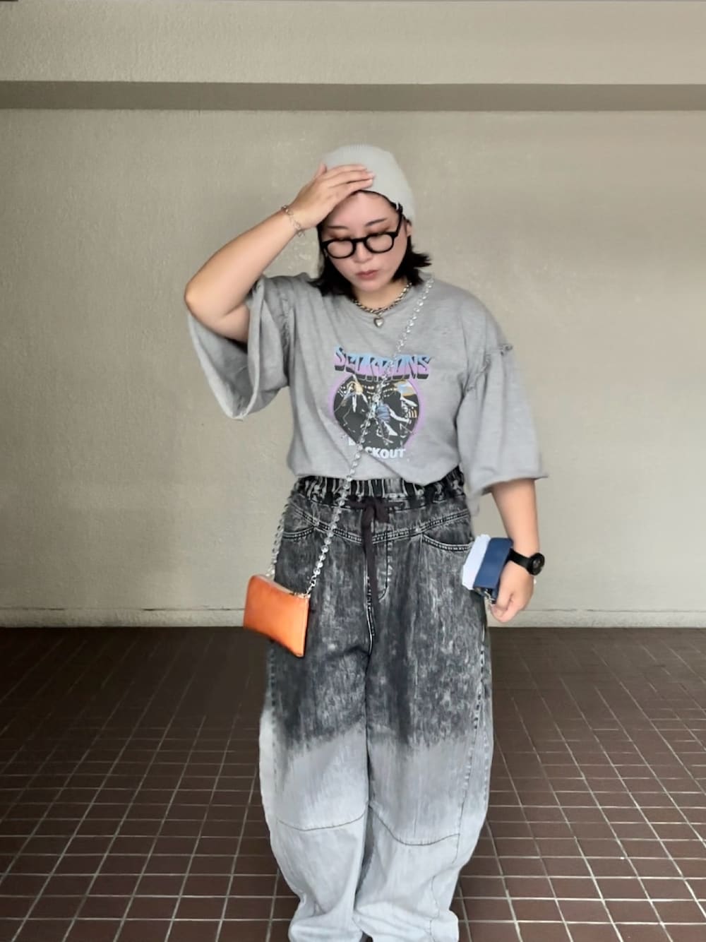 「淡色コーデ、秋服準備はじめました、おでかけコーデ、ゆるコーデ、秋のコーデ、パンツスタイル、オトナカワイイ、オトナ女子、プリントT、24AW秋の新作、Tシャツ×デニム、大人かわいい、大人ファッション、イエベ秋、低身長女子」｜「LOWRYS FARMのＳＣＯＲＰＩＯＮＳリメイクＢＡＮＤソデフリルＳＳ 115252（Tシャツ/カットソー、グレー系）」を使った、真波(Manami)さん（レディース・153cm）の夏コーディネートの1枚目の写真