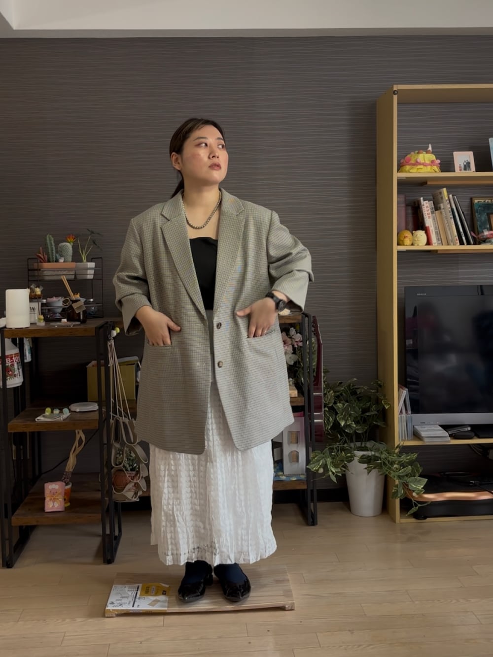 「ジャケット、ジャケットスタイル、ジャケットコーデ、レーススカート、春コーデ、春服、プラスサイズ、ぽっちゃり、ぽっちゃりコーデ」｜「GEVS.のガンクラブチェックオーバーサイズジャケット＜大きいサイズ有＞GEVS.（テーラードジャケット、ベージュ系）」を使った、真波(Manami)さん（骨格ストレート・レディース・153cm）の春コーディネートの1枚目の写真