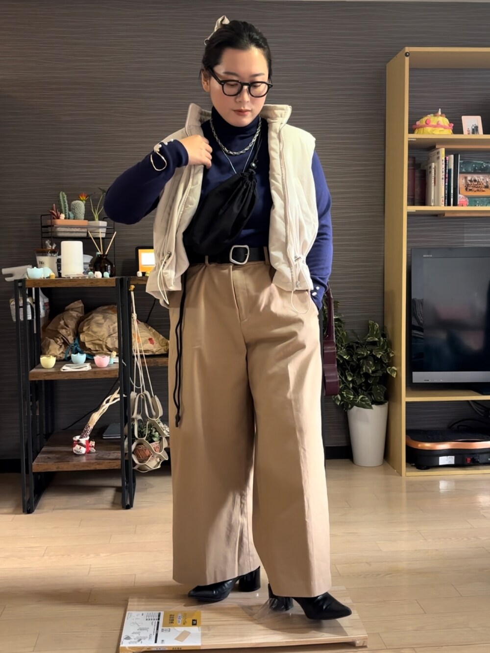 「冬コーデ、おでかけコーデ、大人女子、ネイビー、チノパン、シンプルコーデ、ゆるコーデ、冬のコーデ、パンツスタイル、ショルダーバッグ、30代コーデ、パンツコーデ、オトナ女子、冬、ぽっちゃりコーデ」｜「UNIQLOのアイテム（チノパンツ、ベージュ系）」を使った、真波(Manami)さん（骨格ストレート・レディース・153cm）の冬コーディネートの1枚目の写真